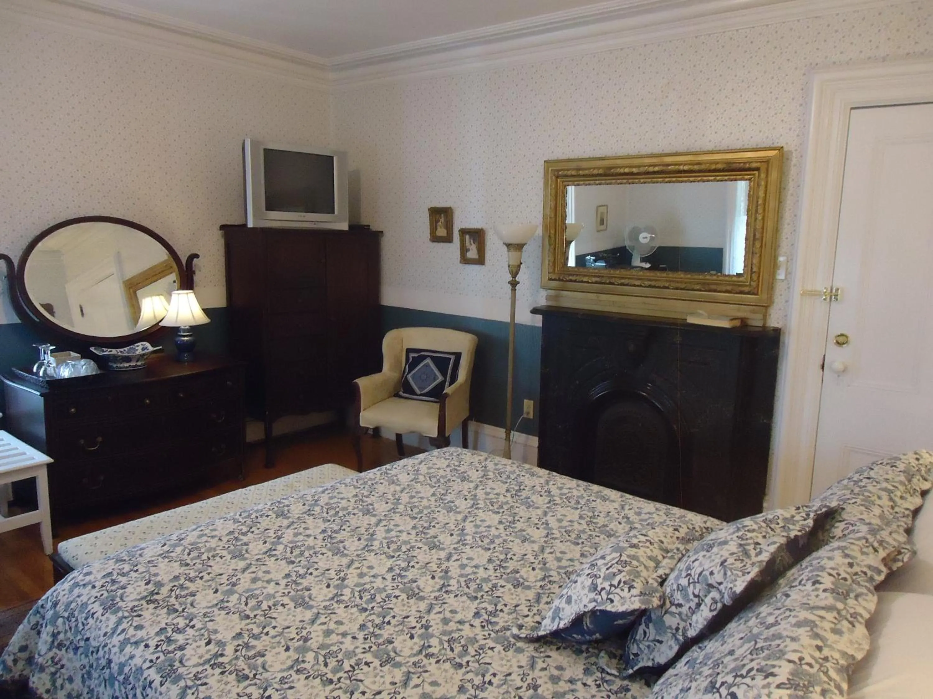 Bed in Governor's Mansion Inn