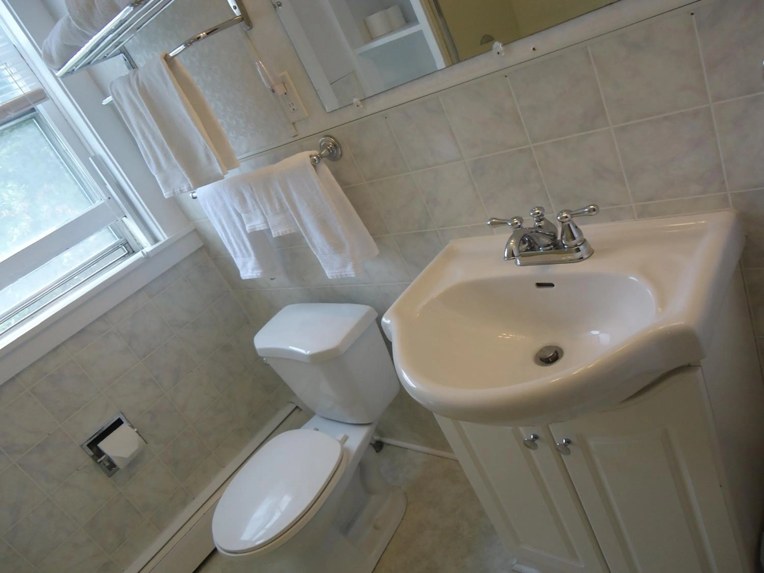 Bathroom in Governor's Mansion Inn