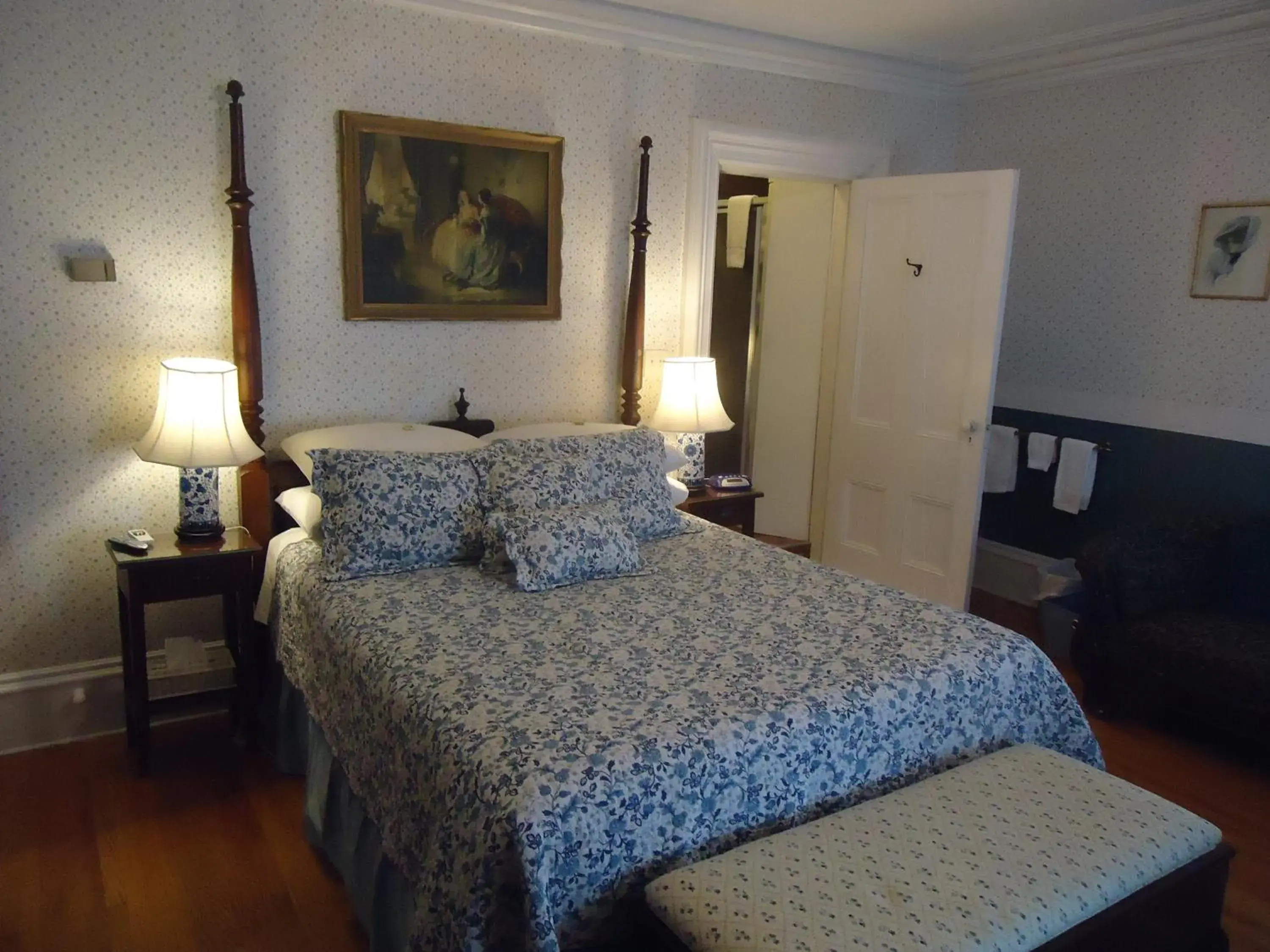 Queen Room with Ensuite Bathroom in Governor's Mansion Inn Queen Room with Ensuite Bathroom in Governor's Mansion Inn