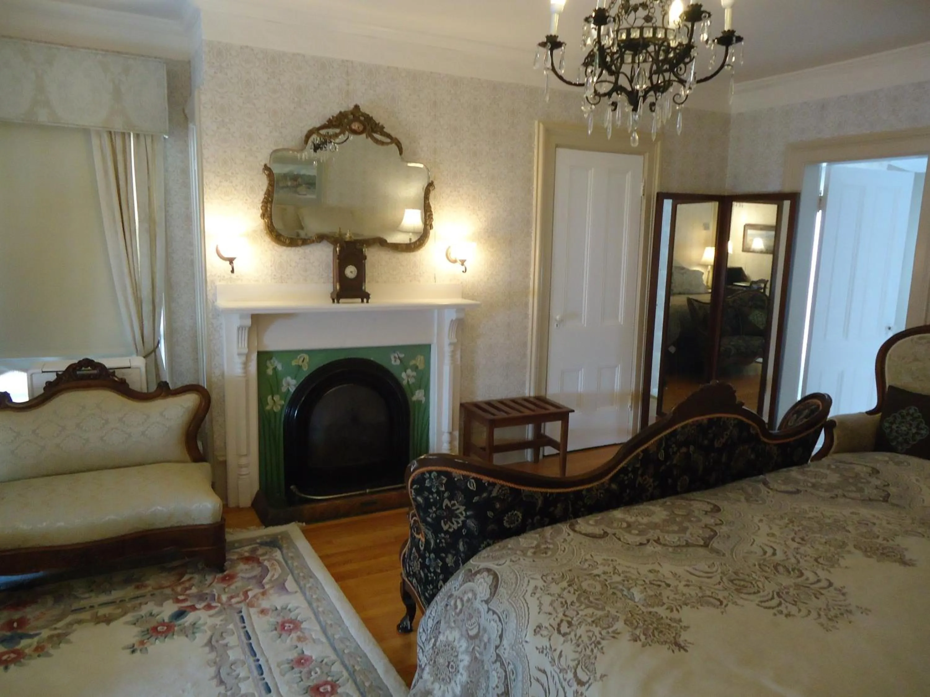 Seating area, Bed in Governor's Mansion Inn