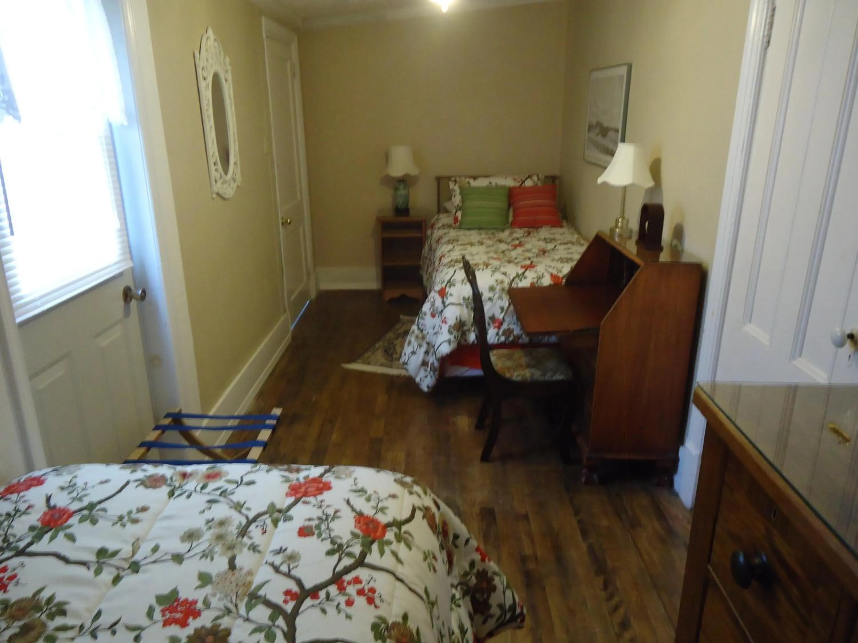 Bed in Governor's Mansion Inn