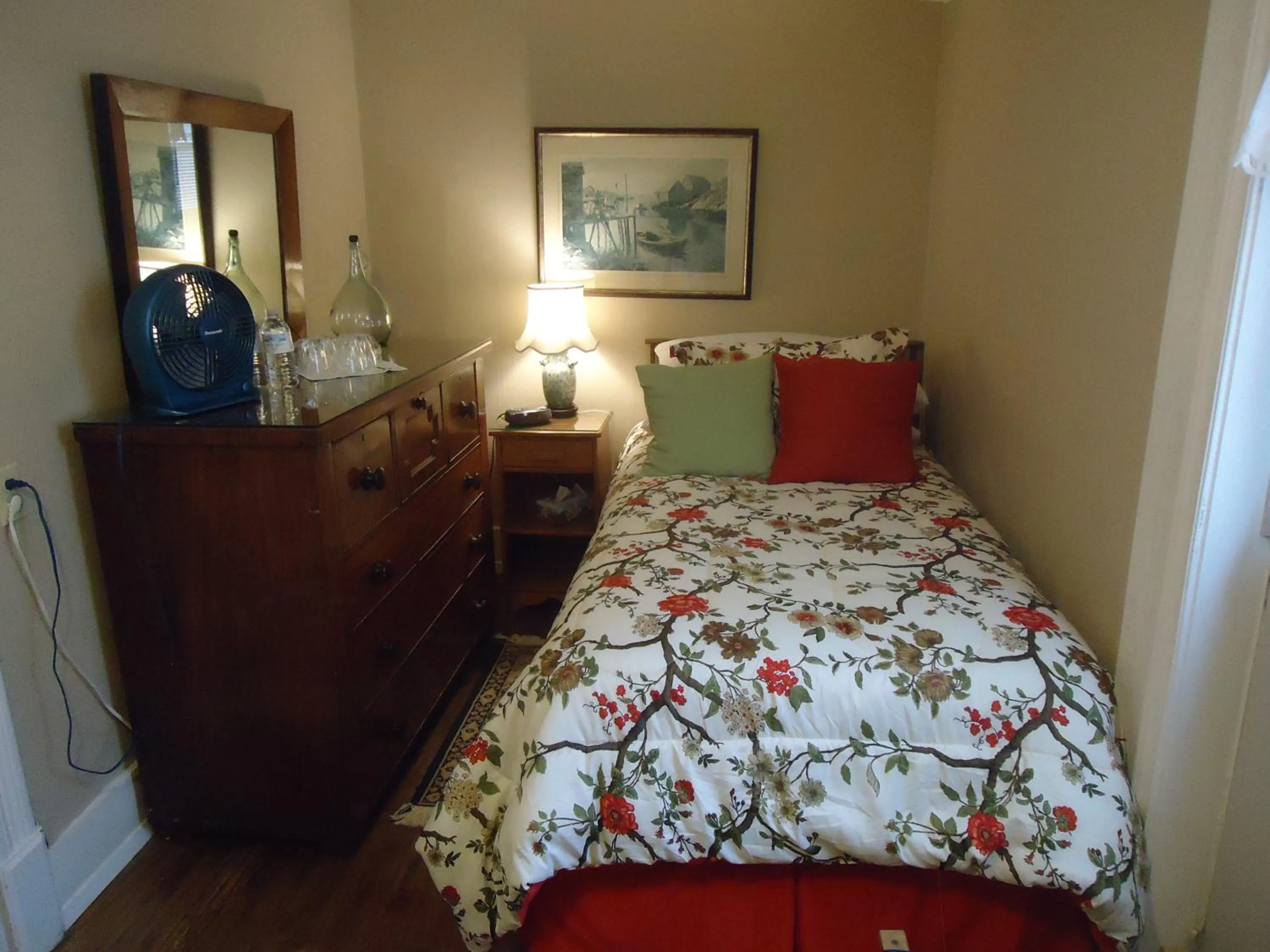 Bed in Governor's Mansion Inn