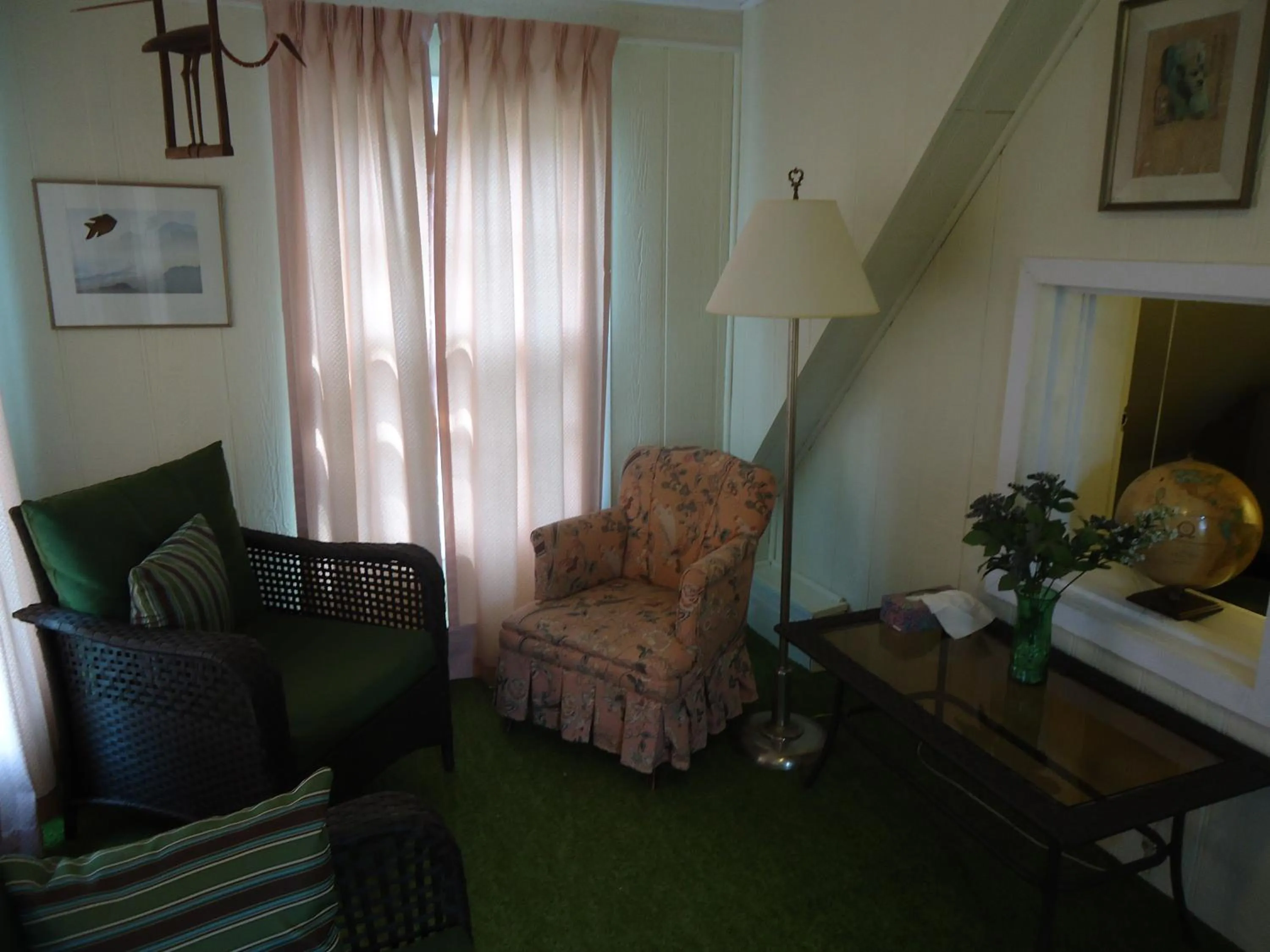 Seating area in Governor's Mansion Inn