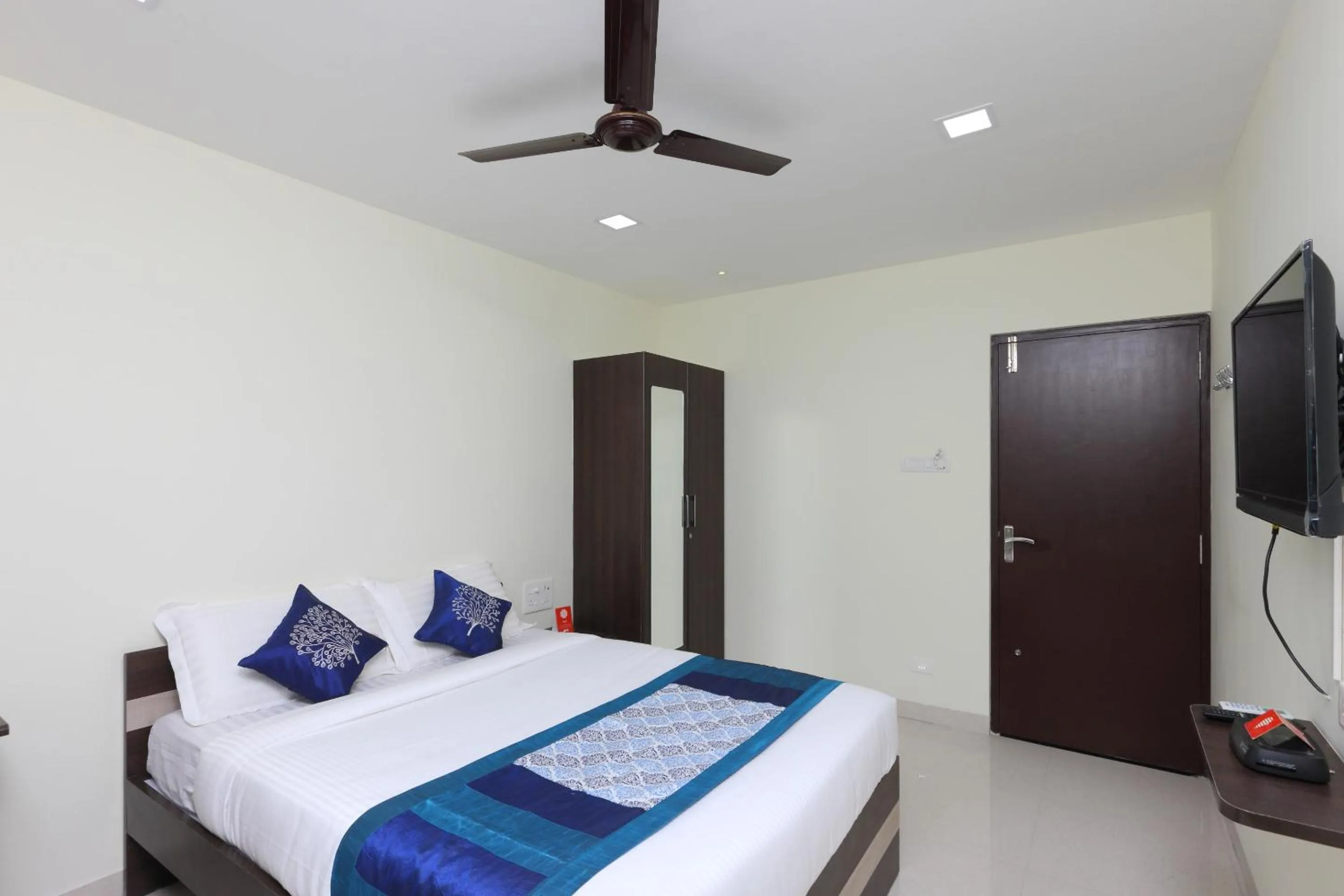 Bedroom, Bed in Super Hotel O Perfect Stay Near Meenambakkam Metro Station