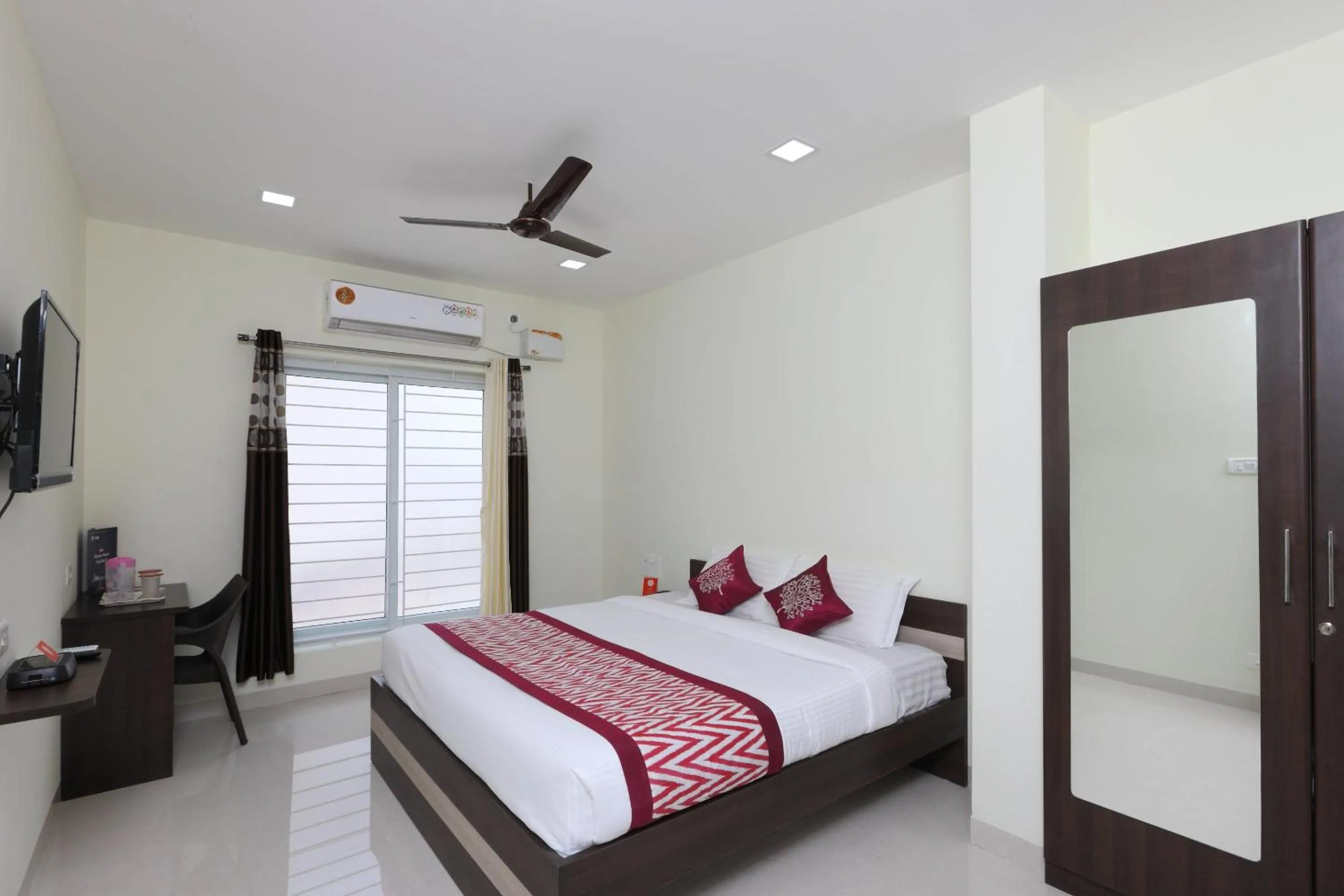 Bedroom, Bed in Super Hotel O Perfect Stay Near Meenambakkam Metro Station