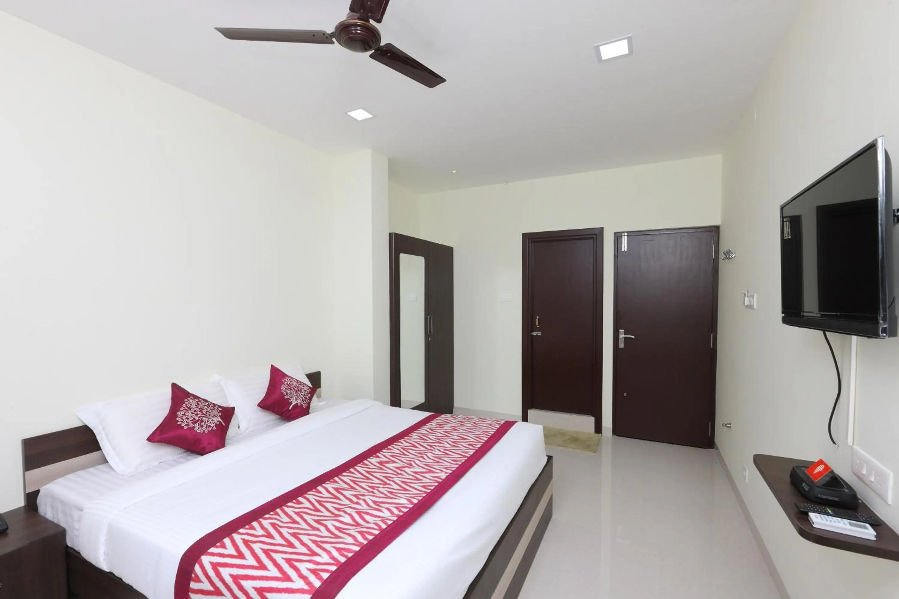 Bedroom, Bed in Super Hotel O Perfect Stay Near Meenambakkam Metro Station