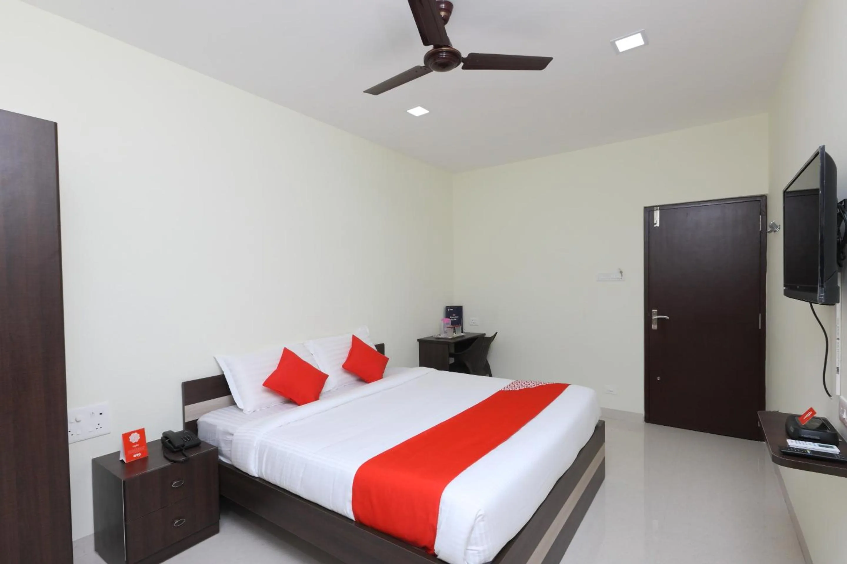 Bedroom, Bed in Super Hotel O Perfect Stay Near Meenambakkam Metro Station