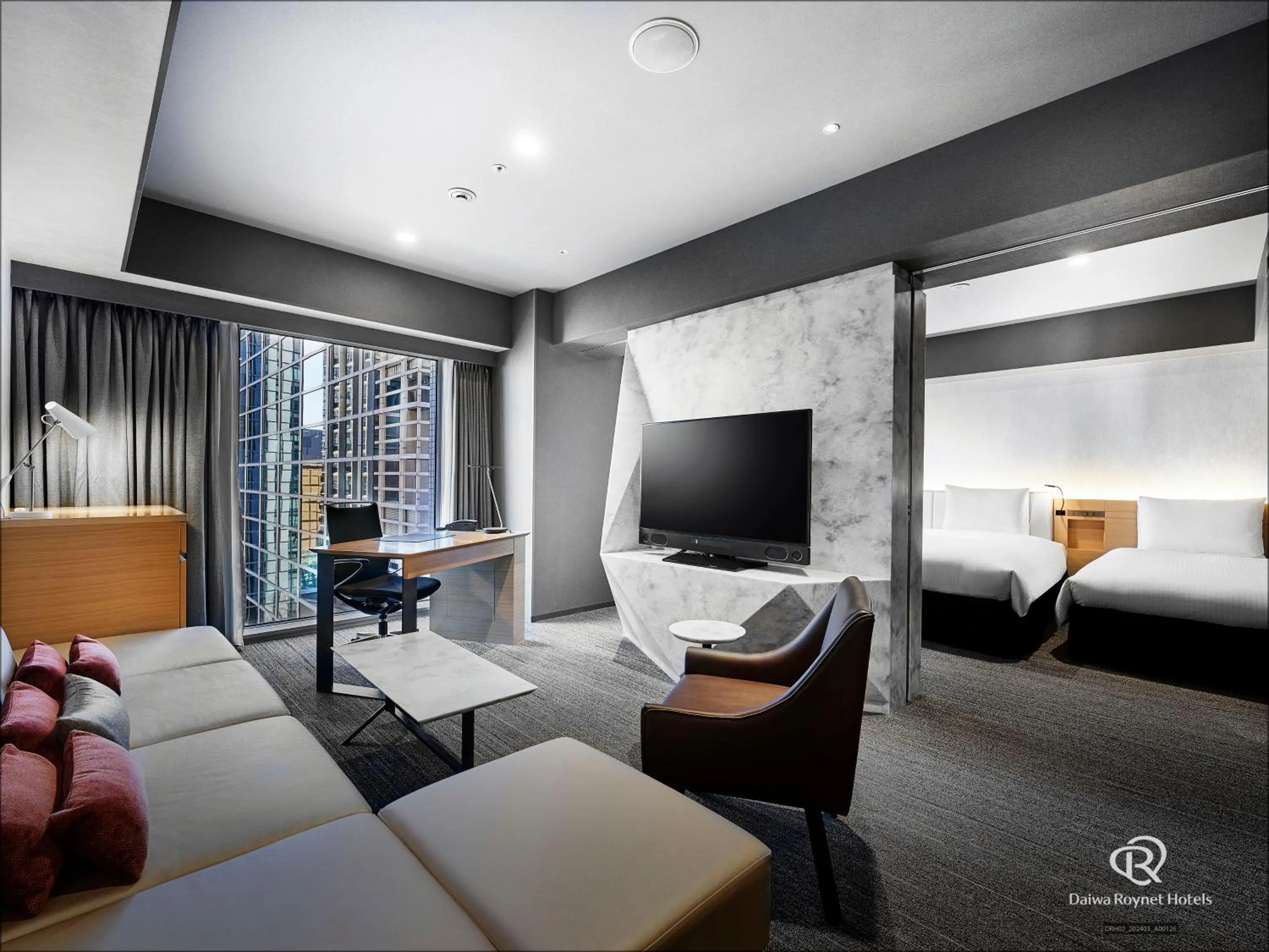 Photo of the whole room, Bed in Daiwa Roynet Hotel Nishi-Shinjuku PREMIER