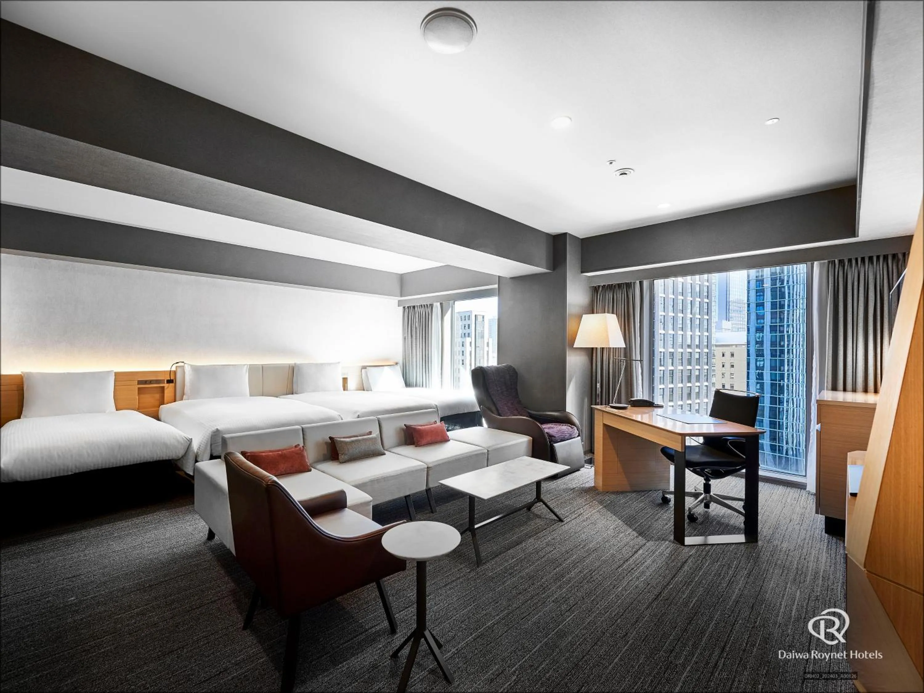 Photo of the whole room, Bed in Daiwa Roynet Hotel Nishi-Shinjuku PREMIER