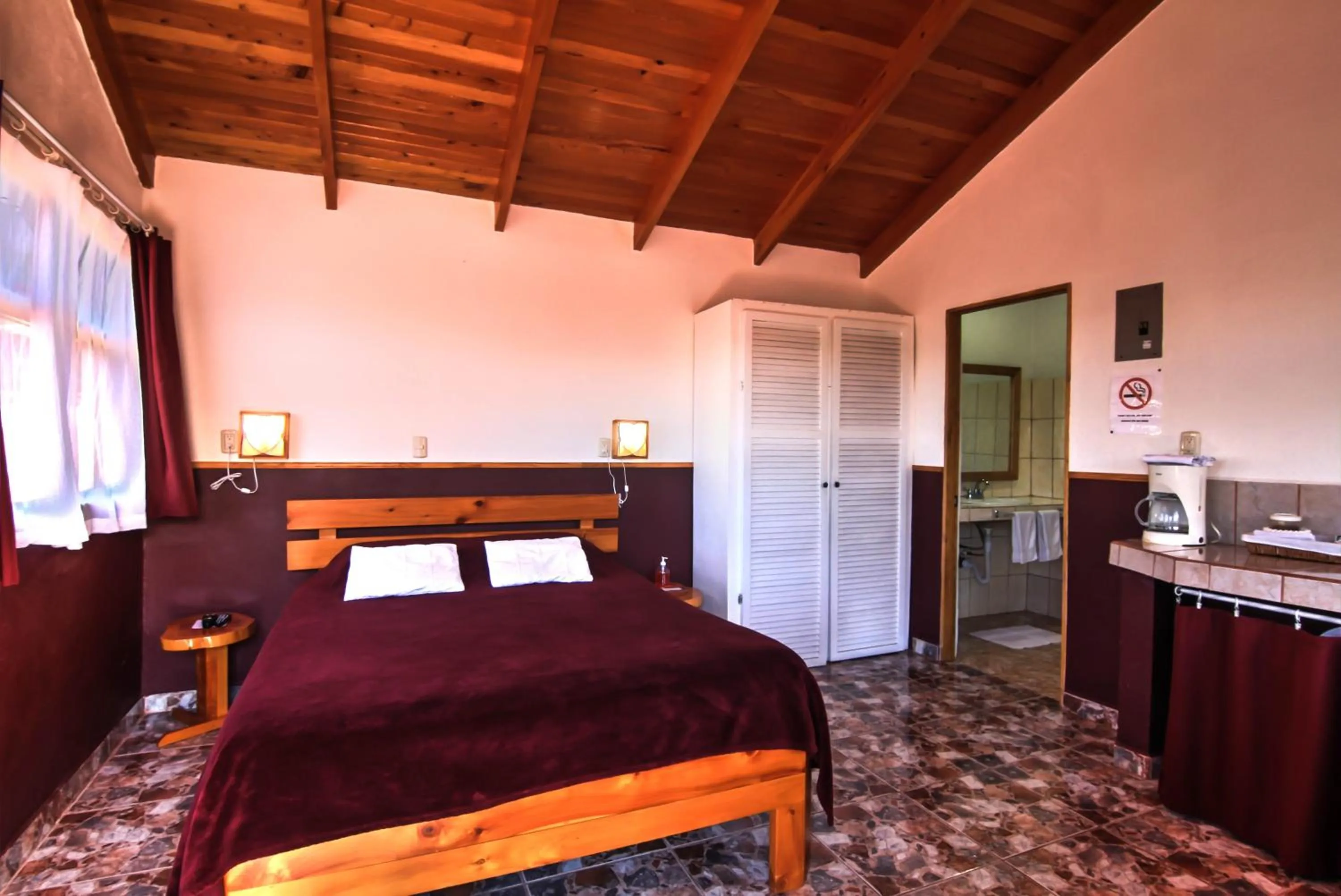 Kitchen or kitchenette, Bed in Hotel Mango Valley