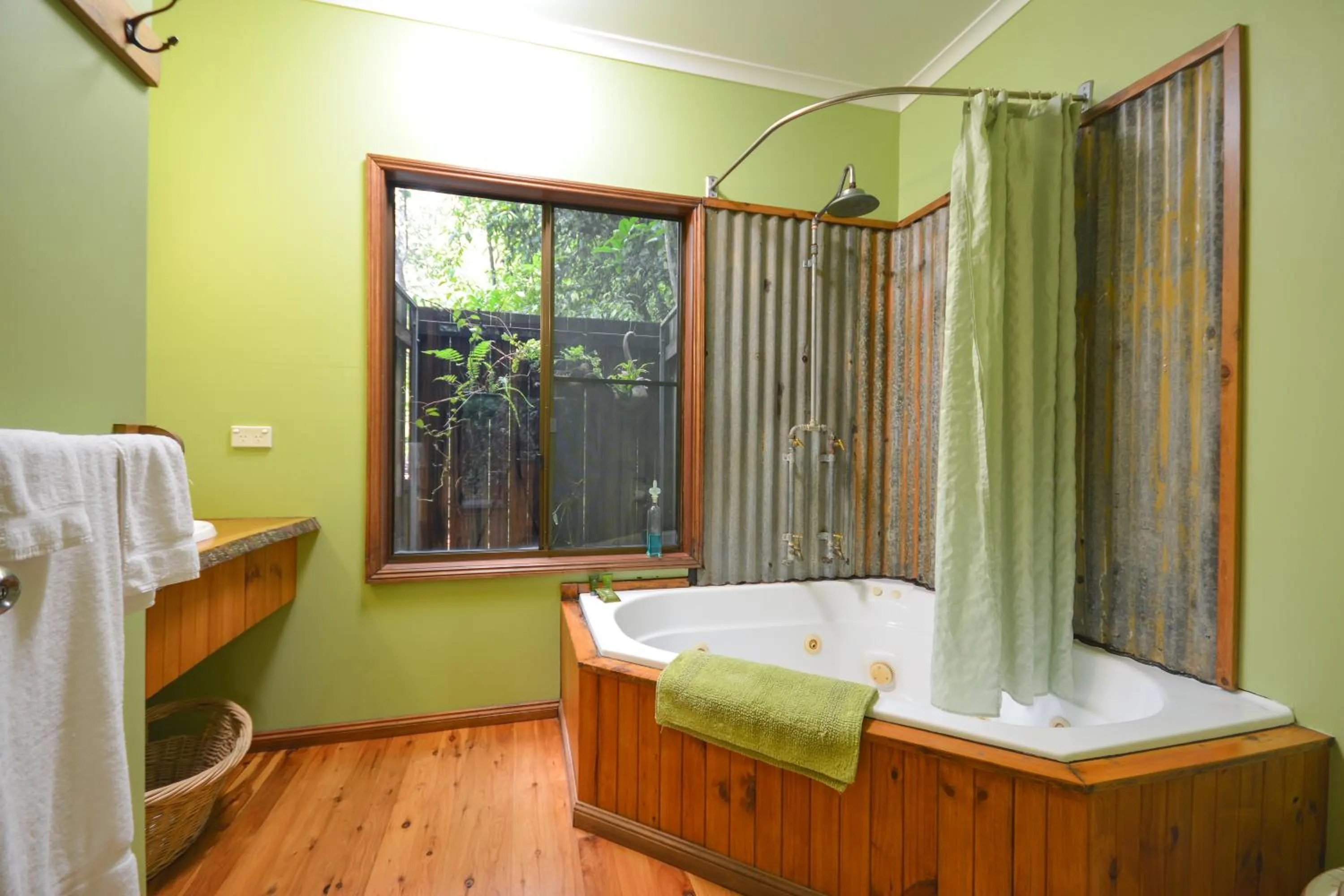 Bathroom, Bed in Crater Lakes Rainforest Cottages