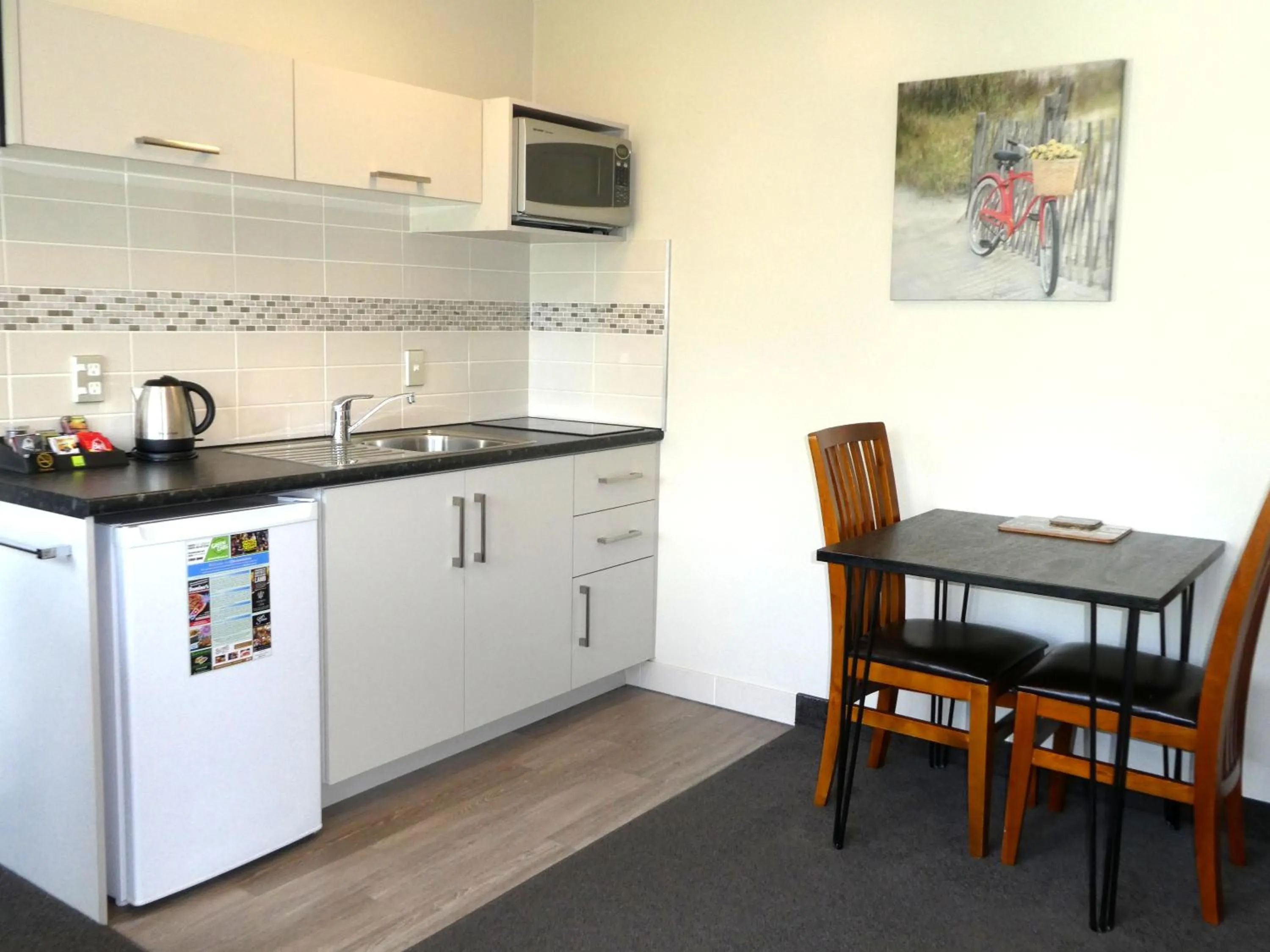 Kitchen or kitchenette in Caples Court Motel & Apartments