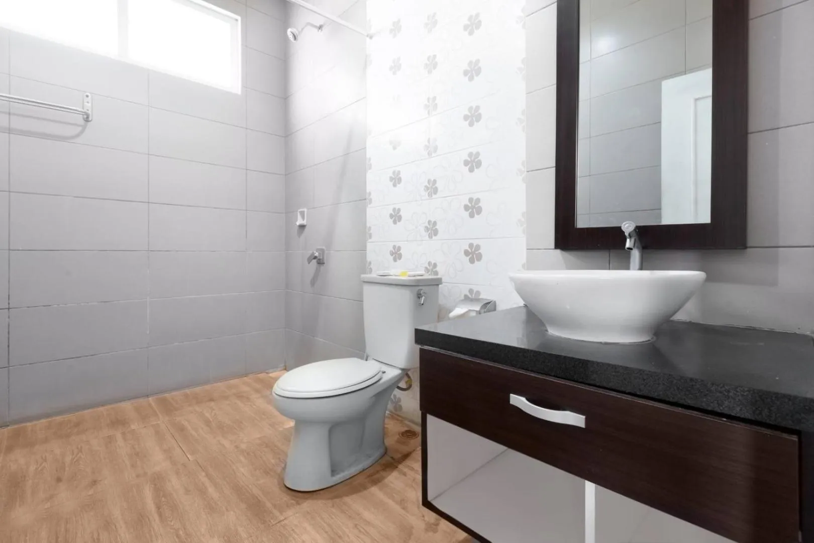 Bathroom in Dewi Sinta Hotel and Restaurant