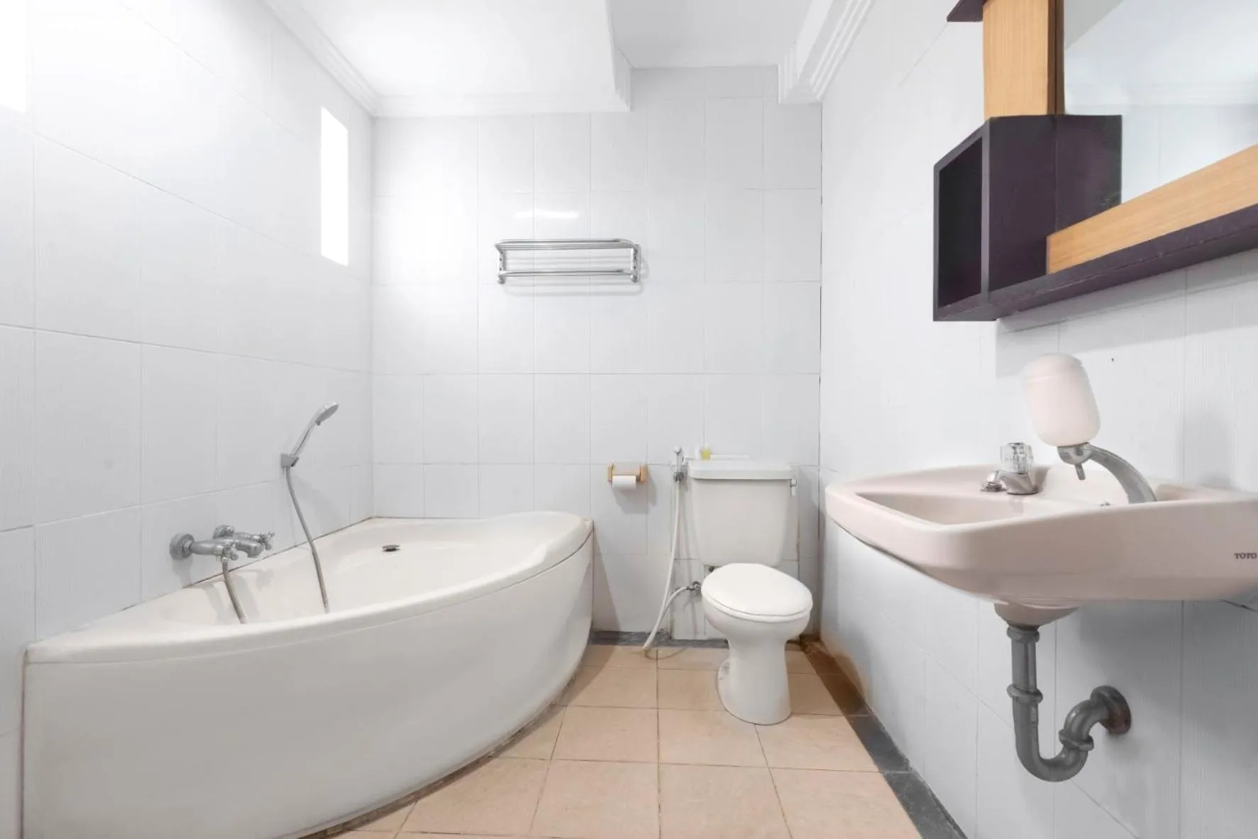 Shower in Dewi Sinta Hotel and Restaurant