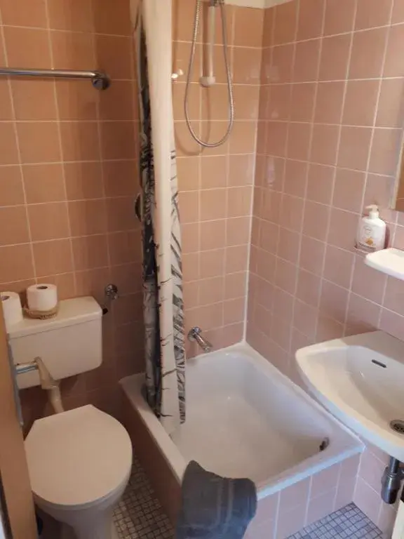 Queen Room with Balcony in Pension Yak und Yeti Queen Room with Balcony in Pension Yak und Yeti