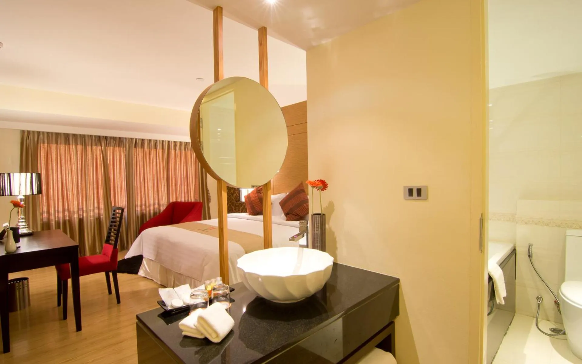 Bathroom, Bed in Grand Lord Boutique Hotel -Srinakarin