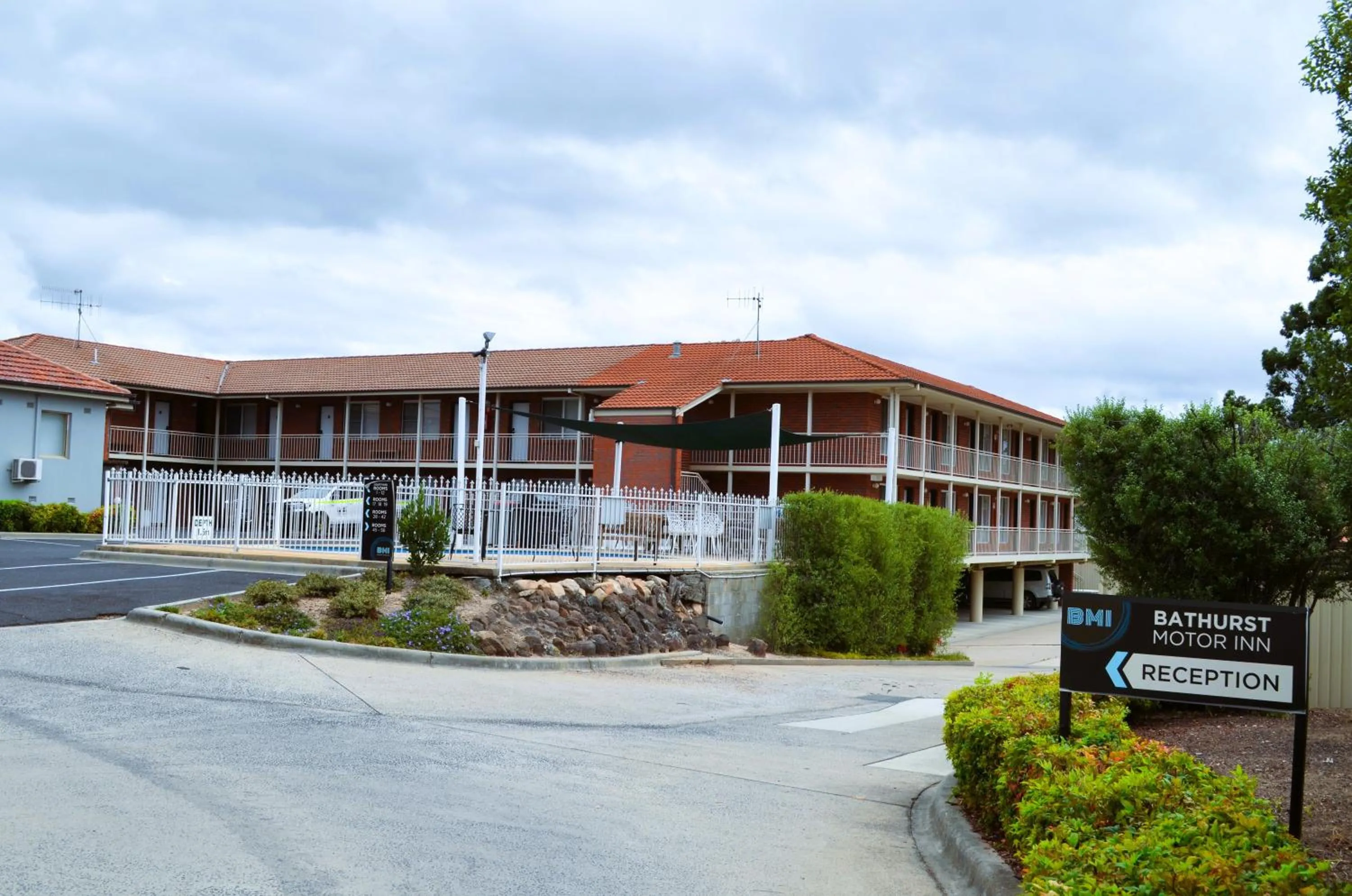 Property building in Bathurst Motor Inn