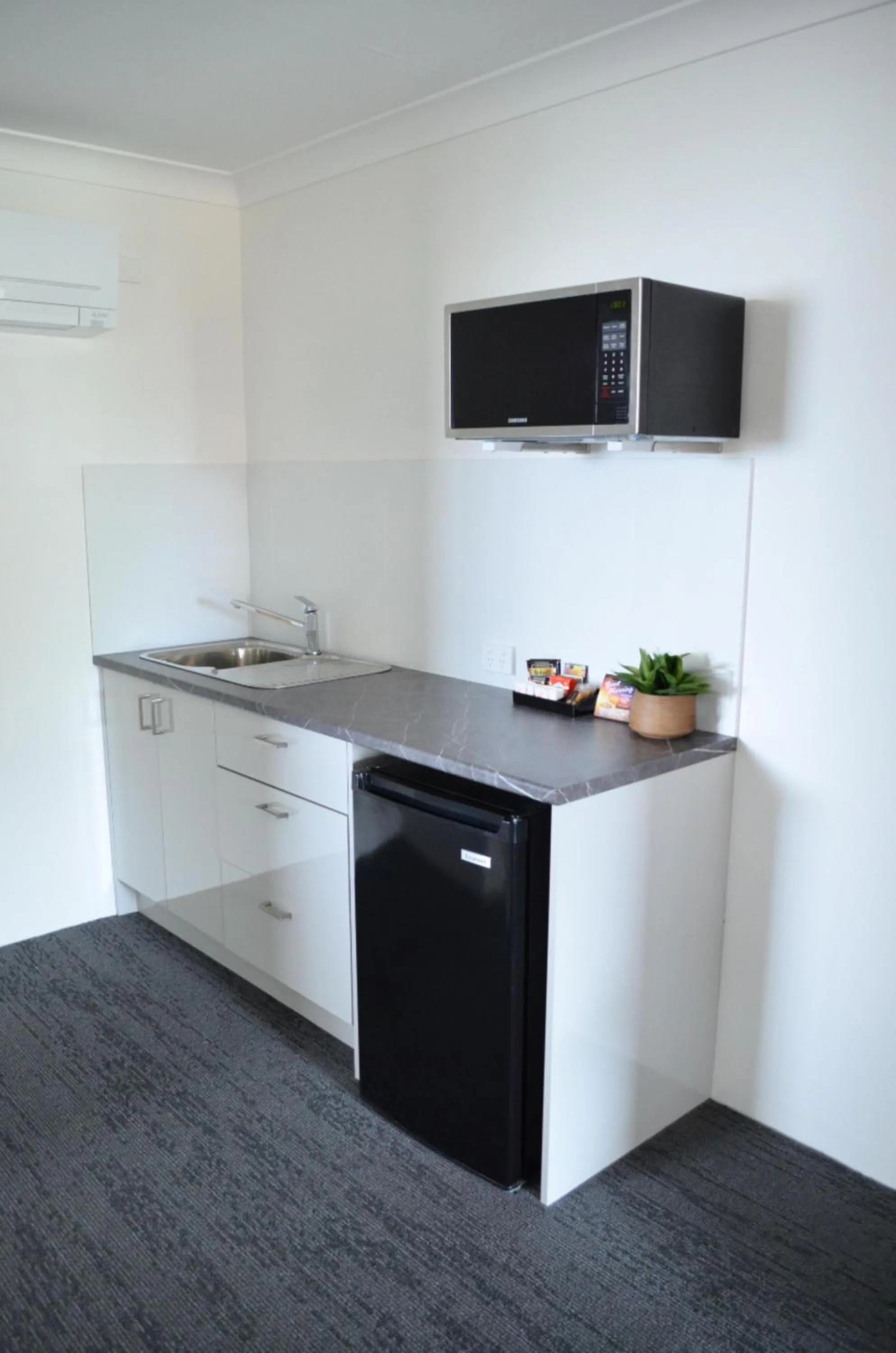 Kitchen or kitchenette in Bathurst Motor Inn