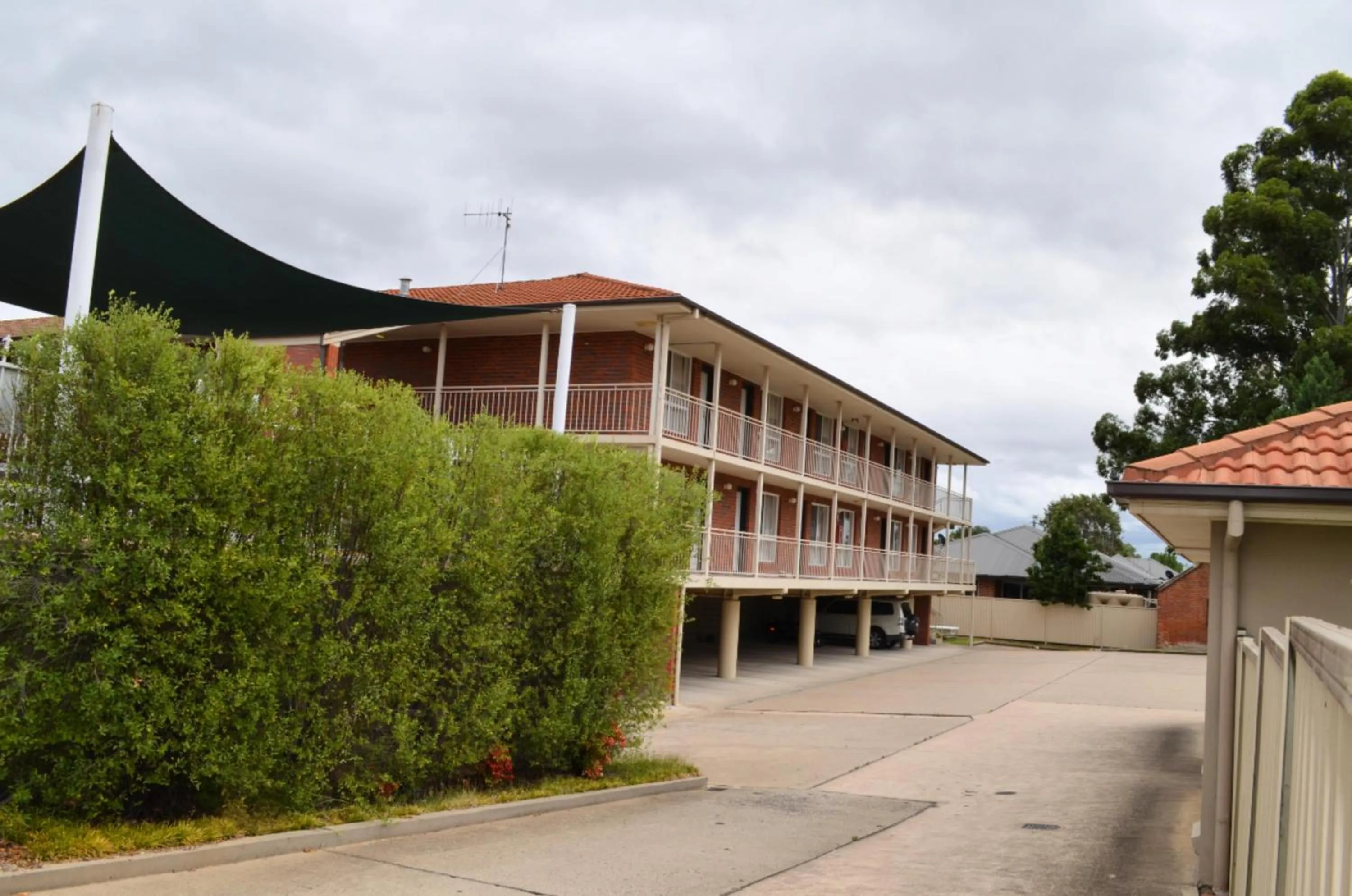 Property building in Bathurst Motor Inn