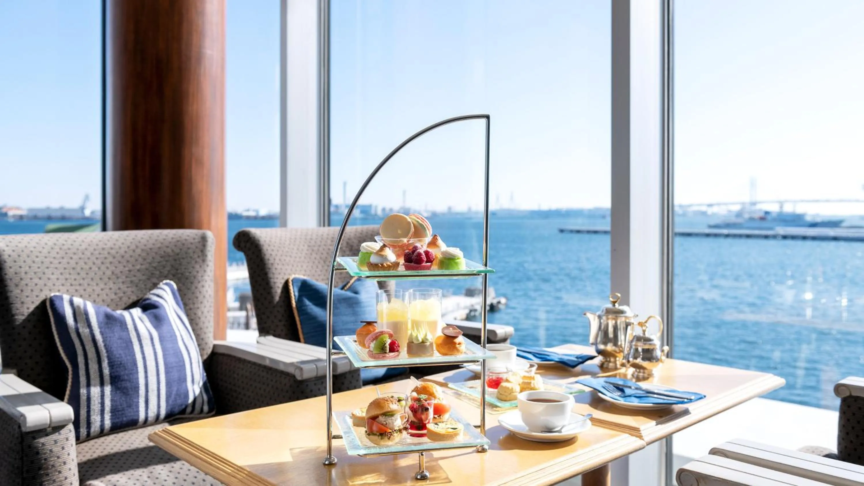 Lounge or bar in InterContinental Yokohama Grand by IHG