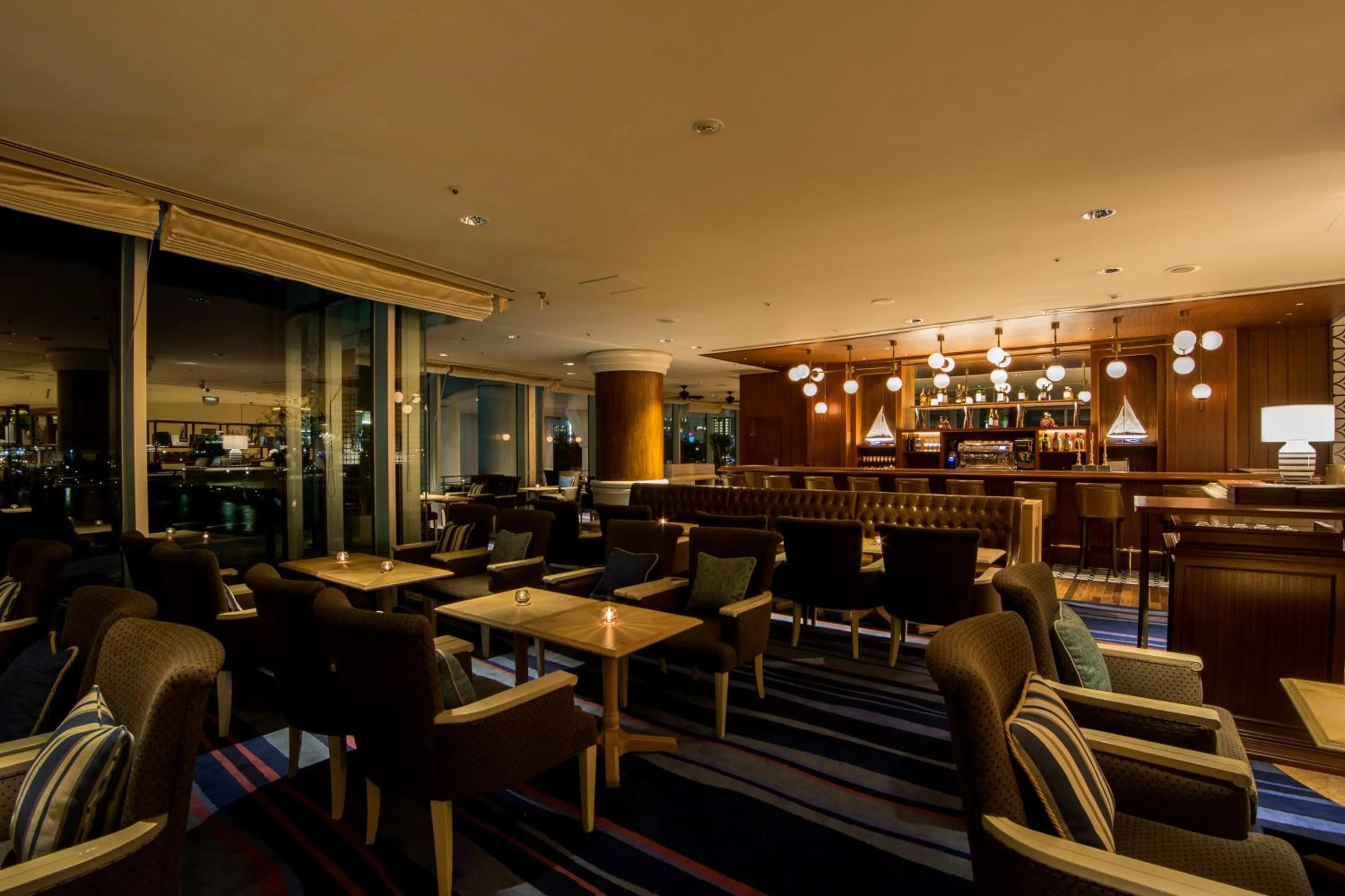 Lounge or bar in InterContinental Yokohama Grand by IHG
