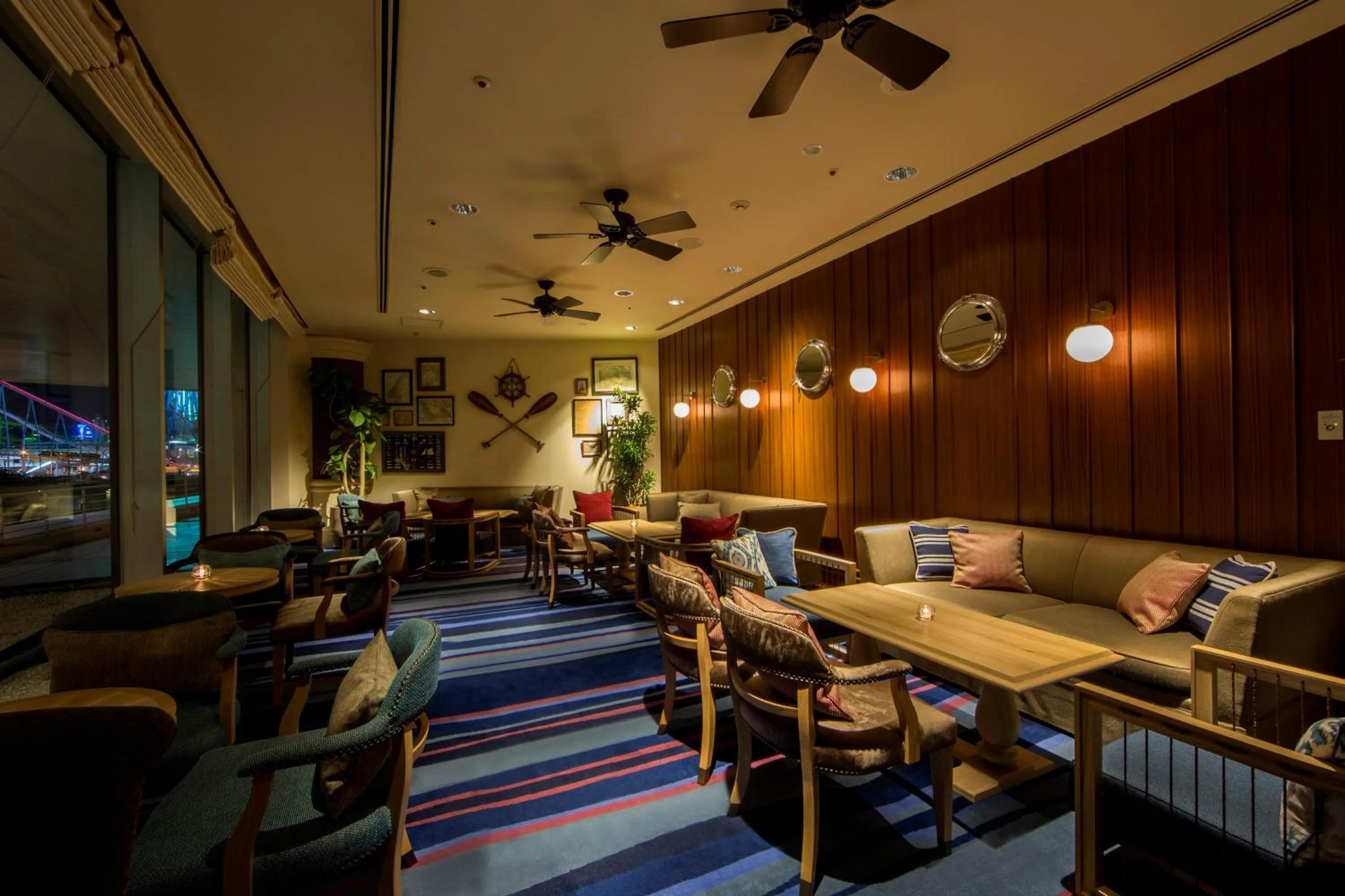 Lounge or bar in InterContinental Yokohama Grand by IHG