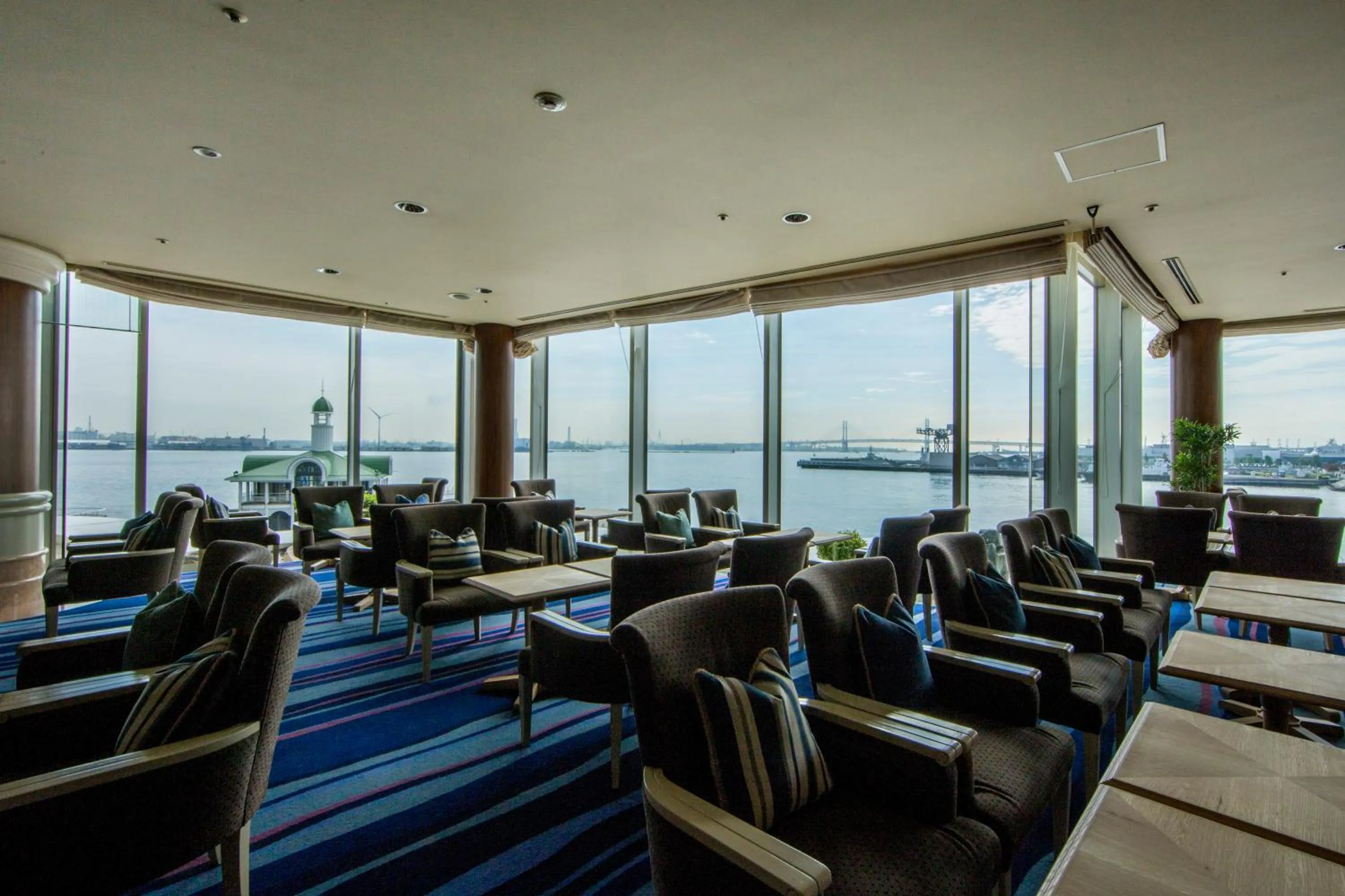 Lounge or bar in InterContinental Yokohama Grand by IHG