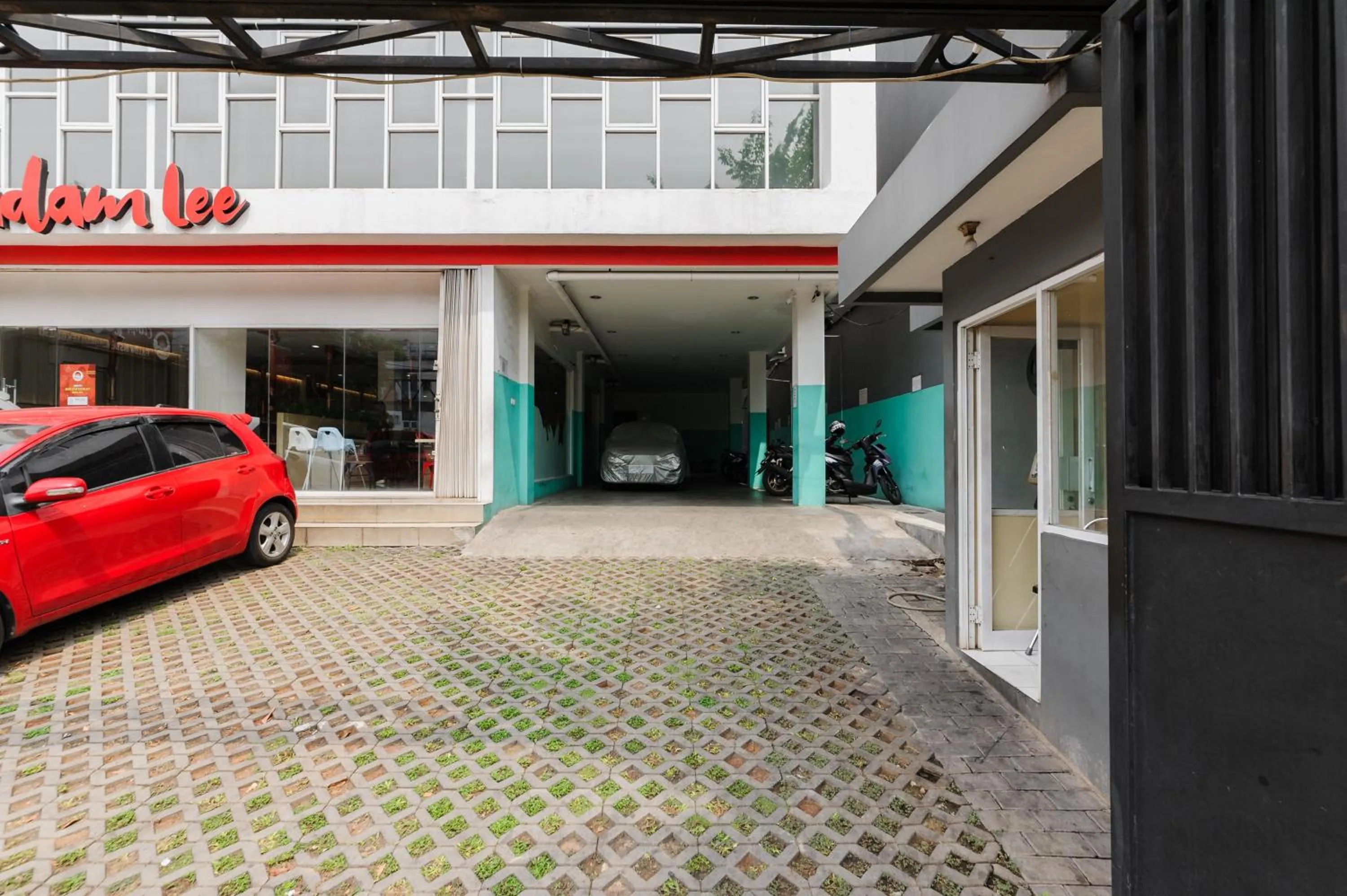 Parking in RedDoorz Plus near Mall Ciputra Jakarta
