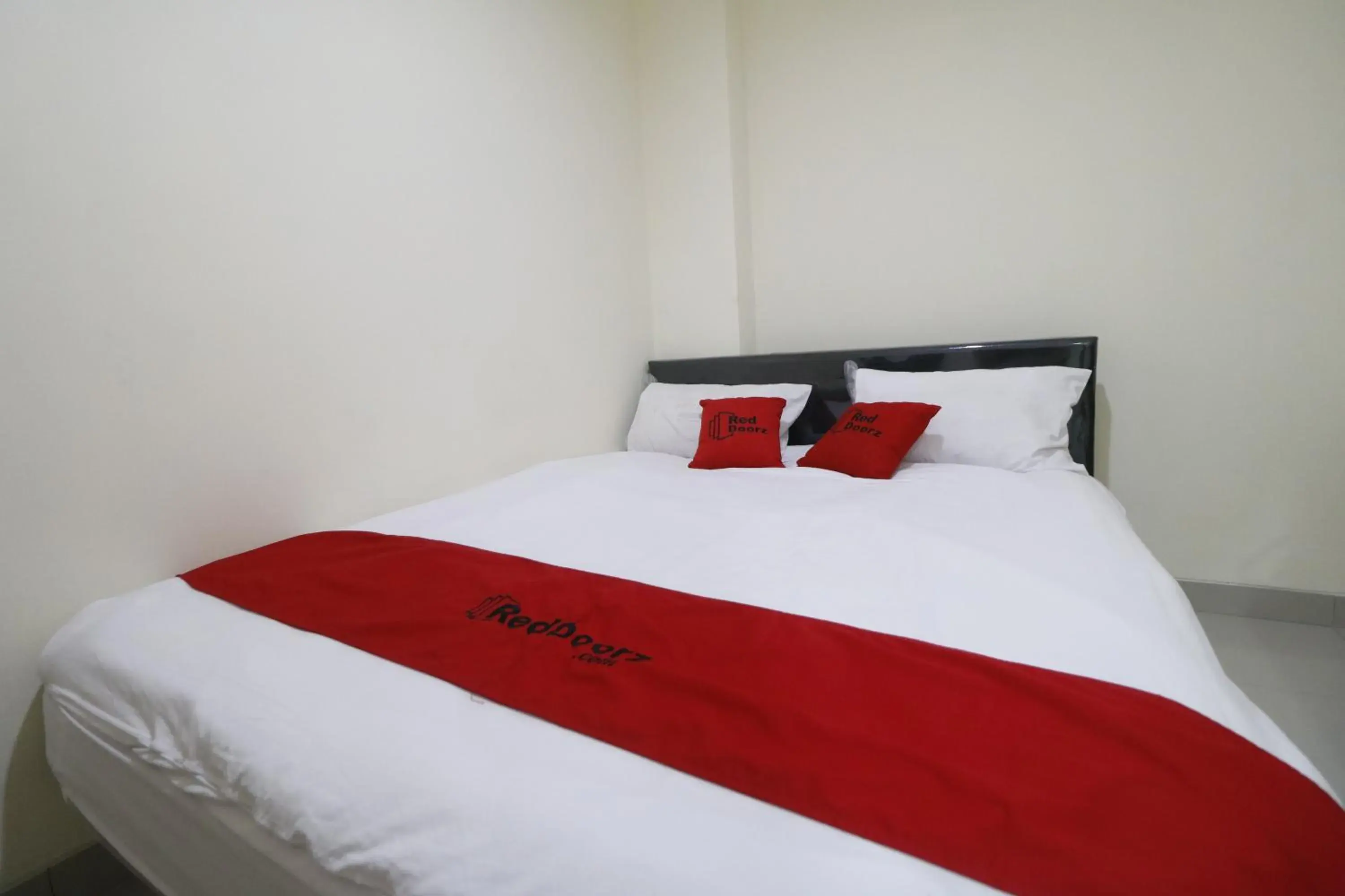 Single Room in RedDoorz Plus near Mall Ciputra Jakarta Single Room in RedDoorz Plus near Mall Ciputra Jakarta