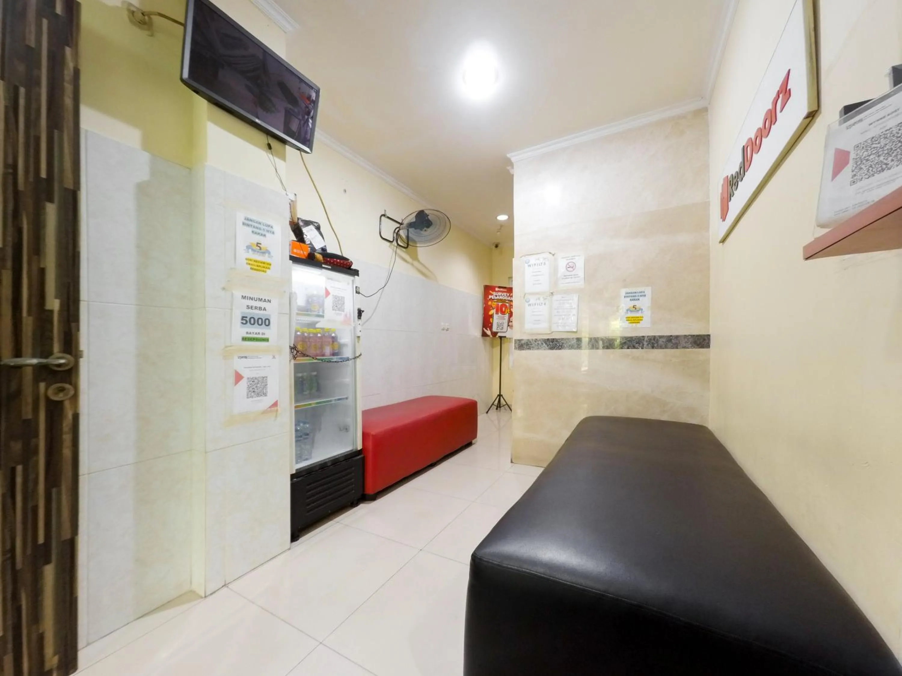 Seating area in RedDoorz Plus near Mall Ciputra Jakarta