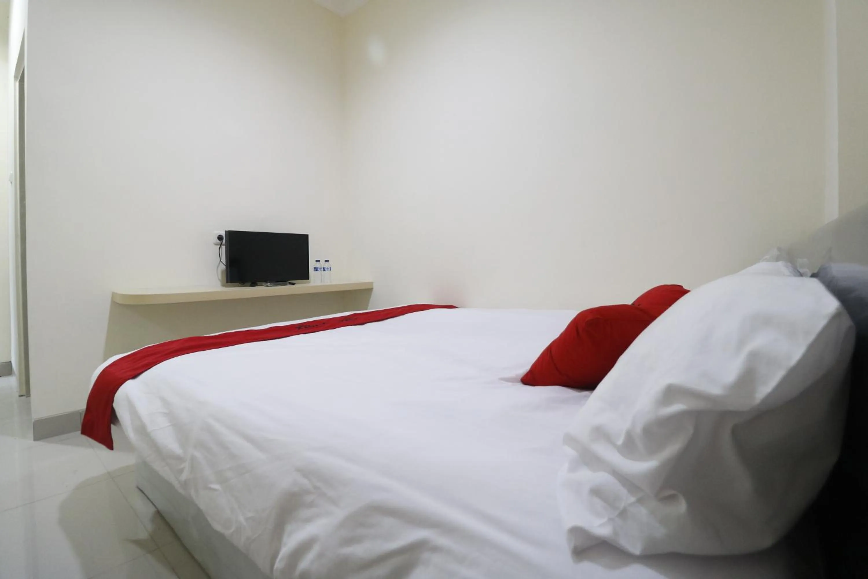 Bedroom, Bed in RedDoorz Plus near Mall Ciputra Jakarta