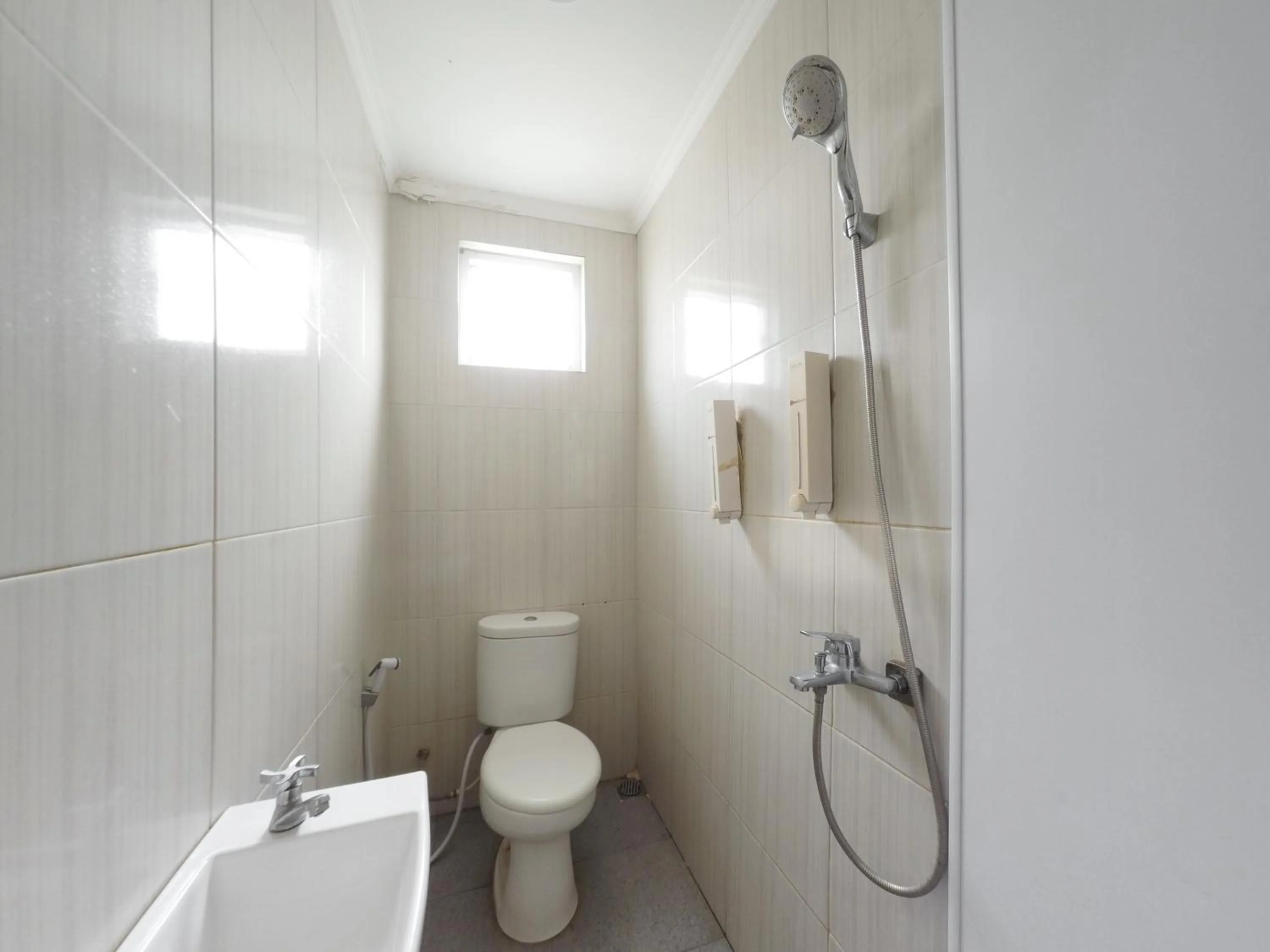 Bathroom in RedDoorz Plus near Mall Ciputra Jakarta