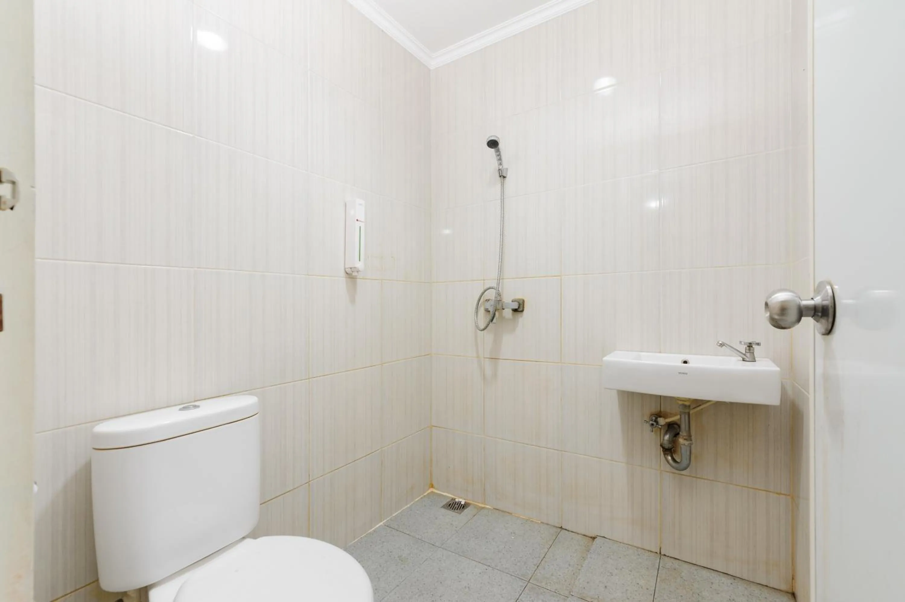 Bathroom in RedDoorz Plus near Mall Ciputra Jakarta