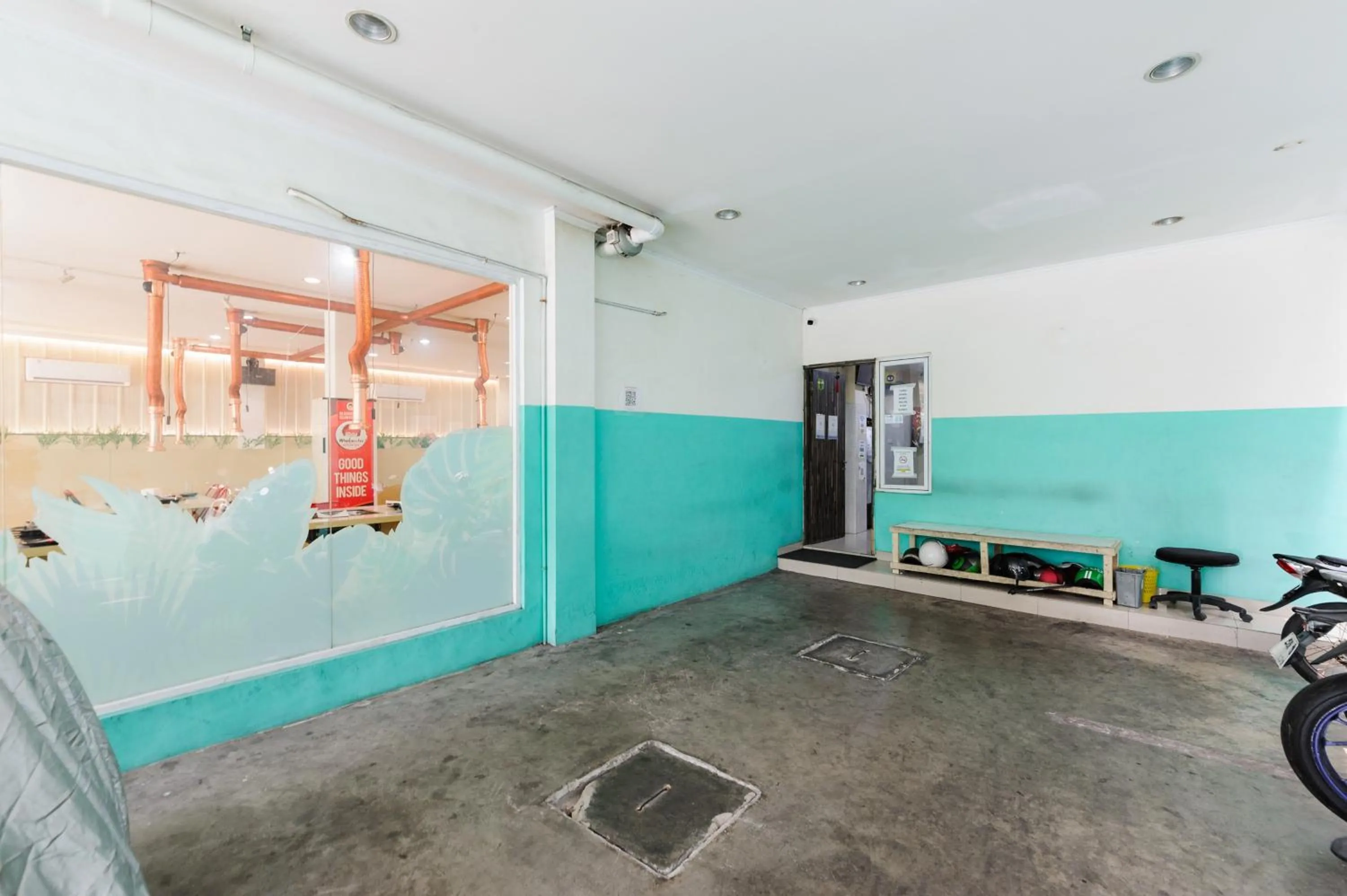 Property building in RedDoorz Plus near Mall Ciputra Jakarta