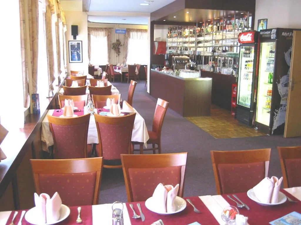 Restaurant/places to eat in Hotel Grand