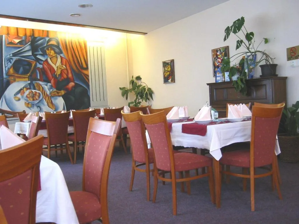Restaurant/places to eat in Hotel Grand