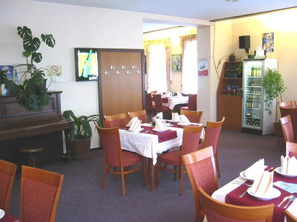 Restaurant/places to eat in Hotel Grand