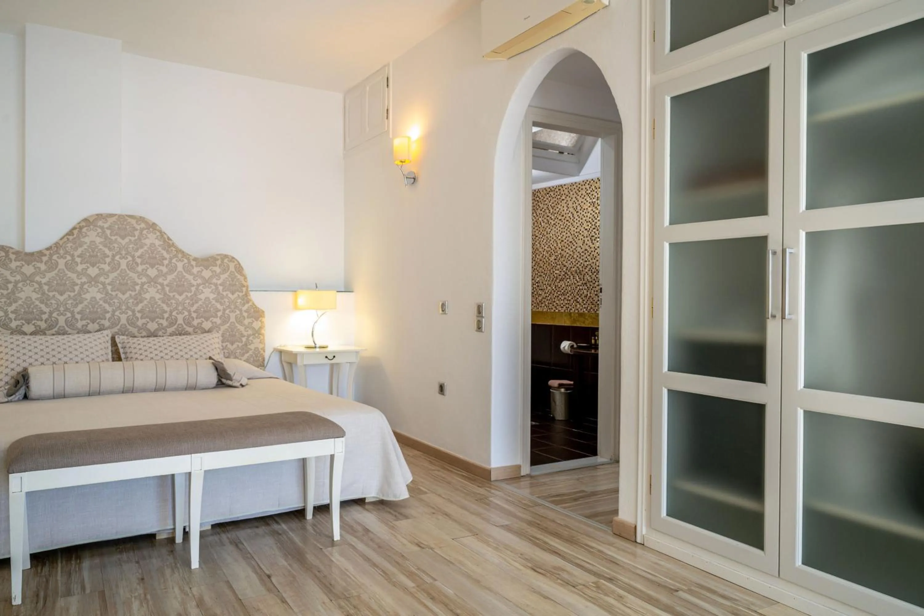 Bedroom, Bed in Delfini Villas