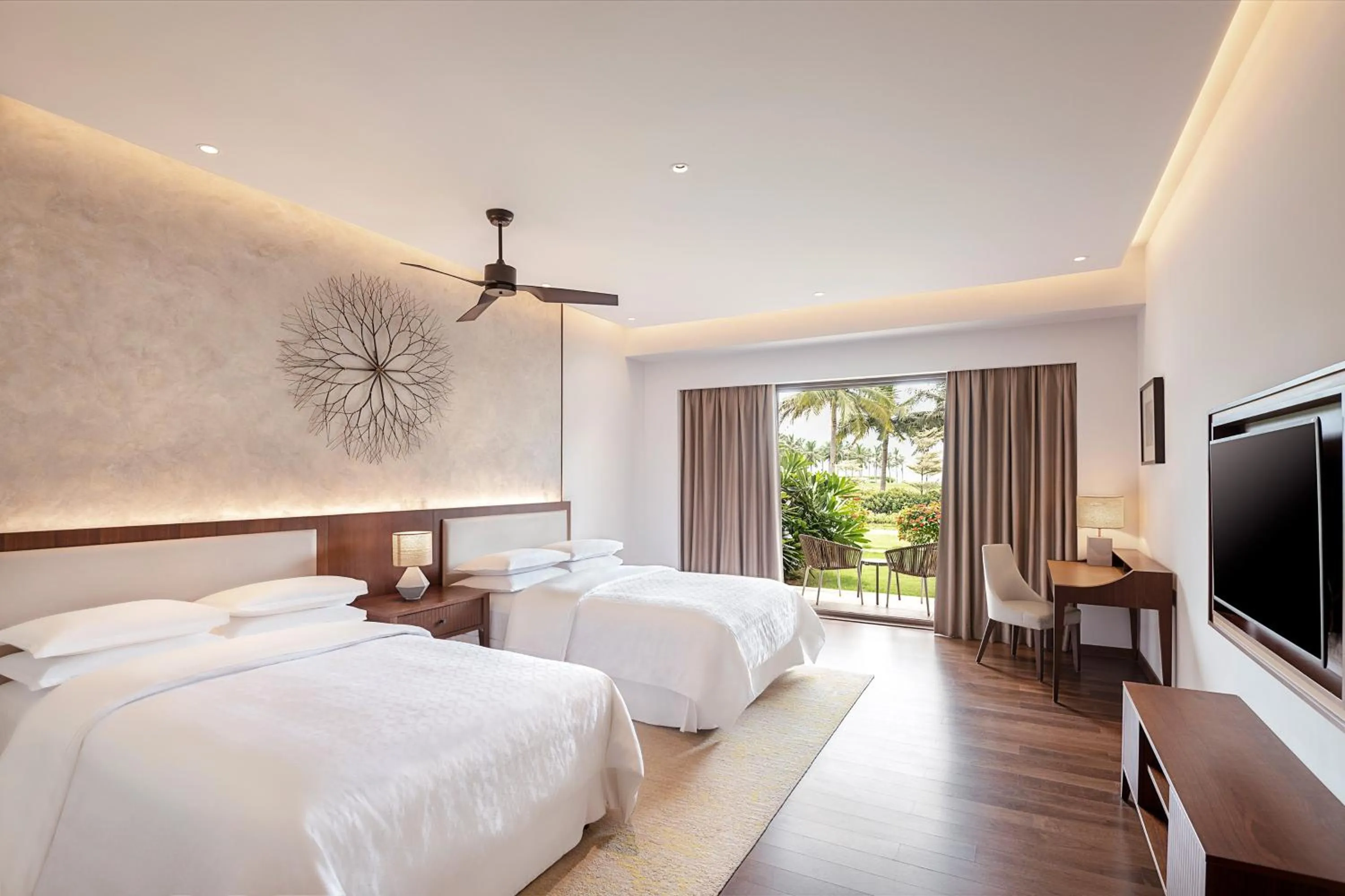 Photo of the whole room, Bed in Sheraton Grand Chennai Resort & Spa