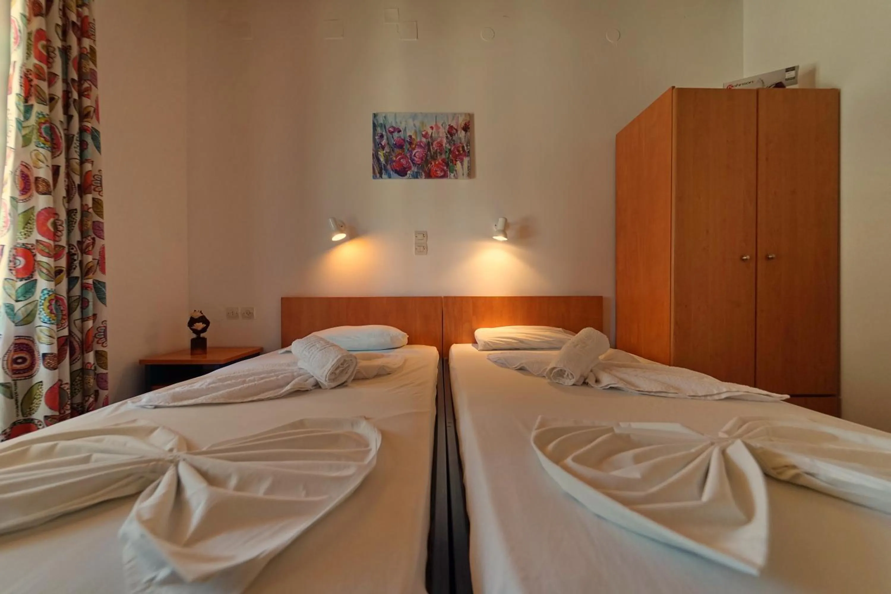 Photo of the whole room, Bed in White Rock Apartments