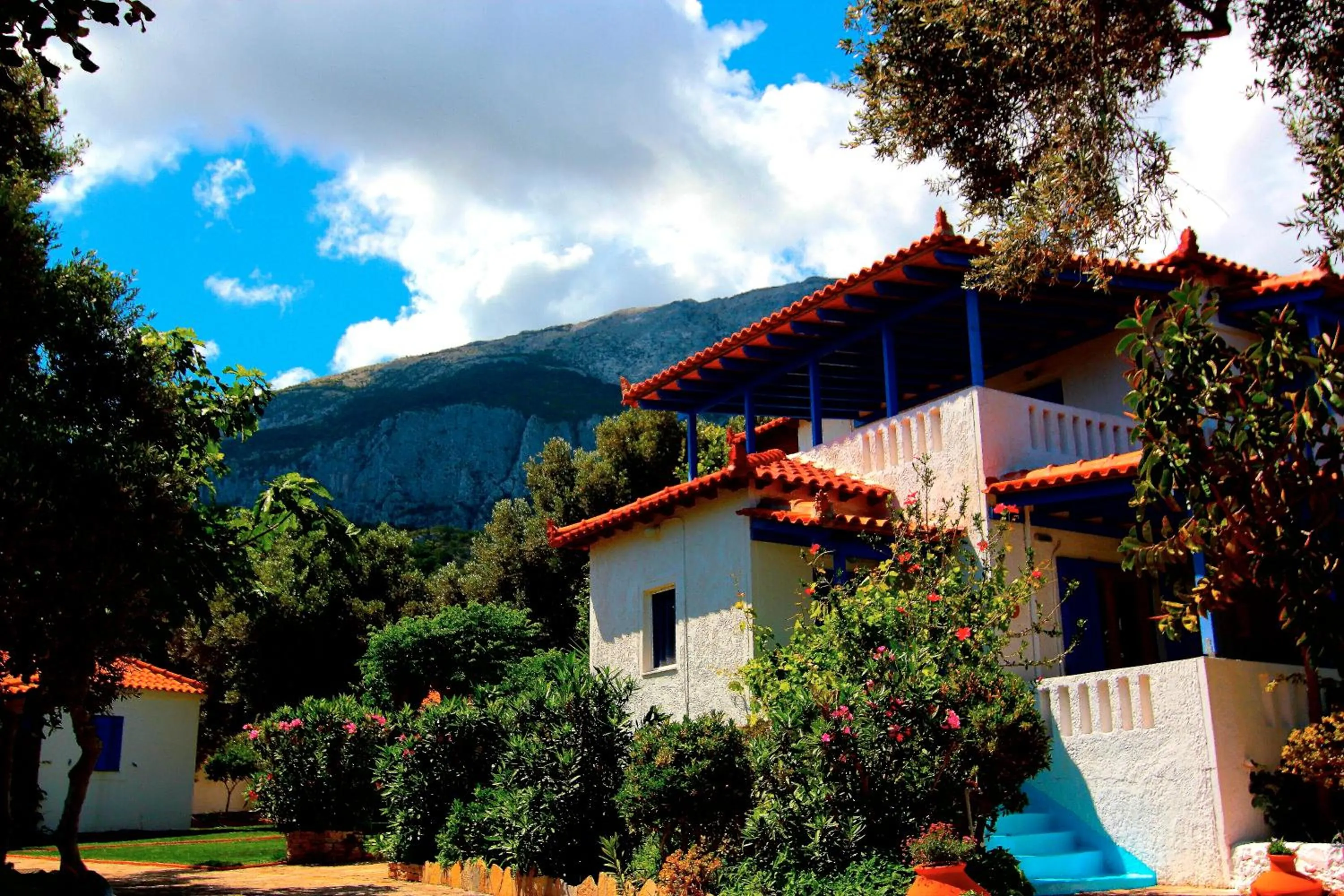 Facade/entrance in White Rock Apartments