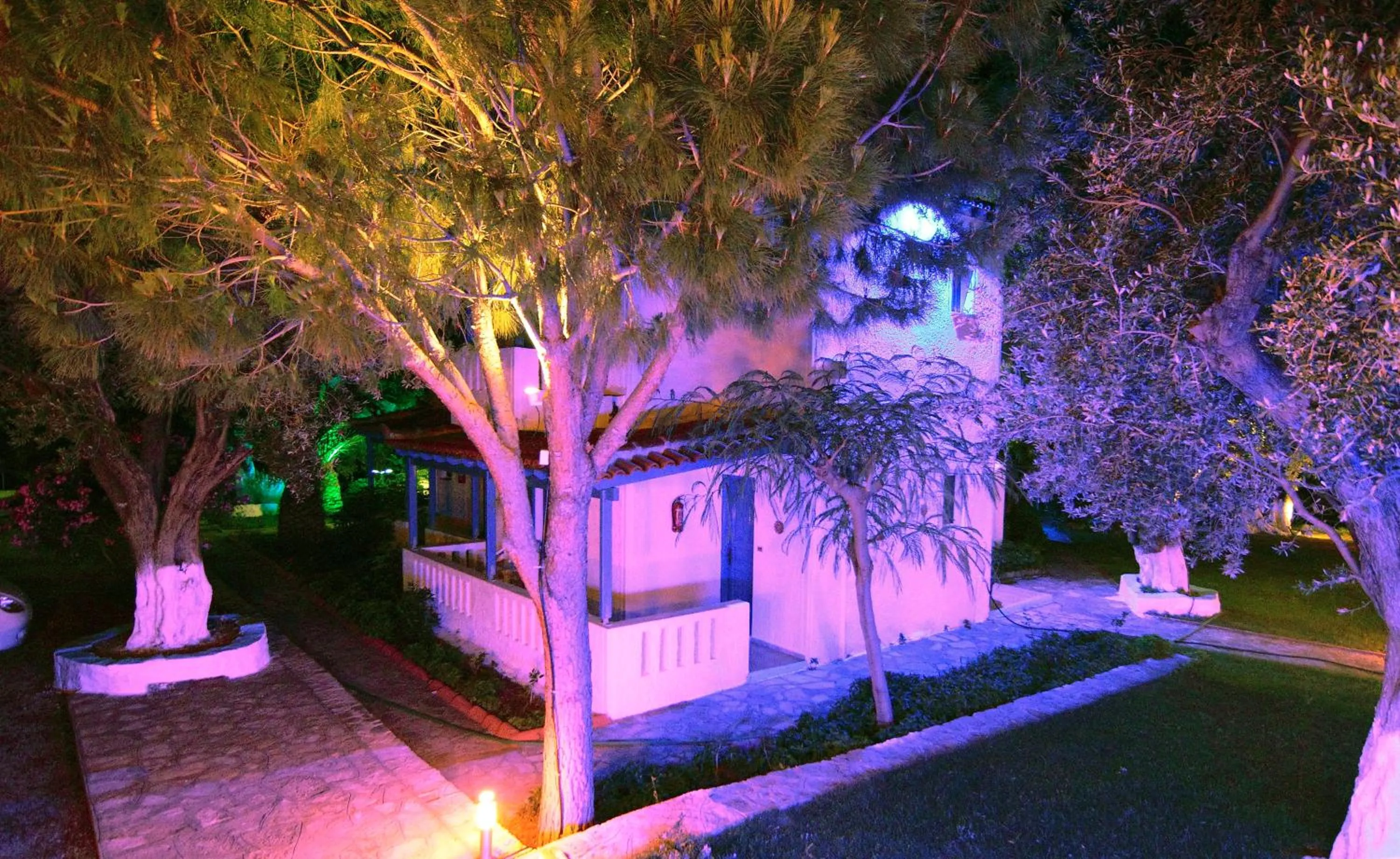 Facade/entrance in White Rock Apartments