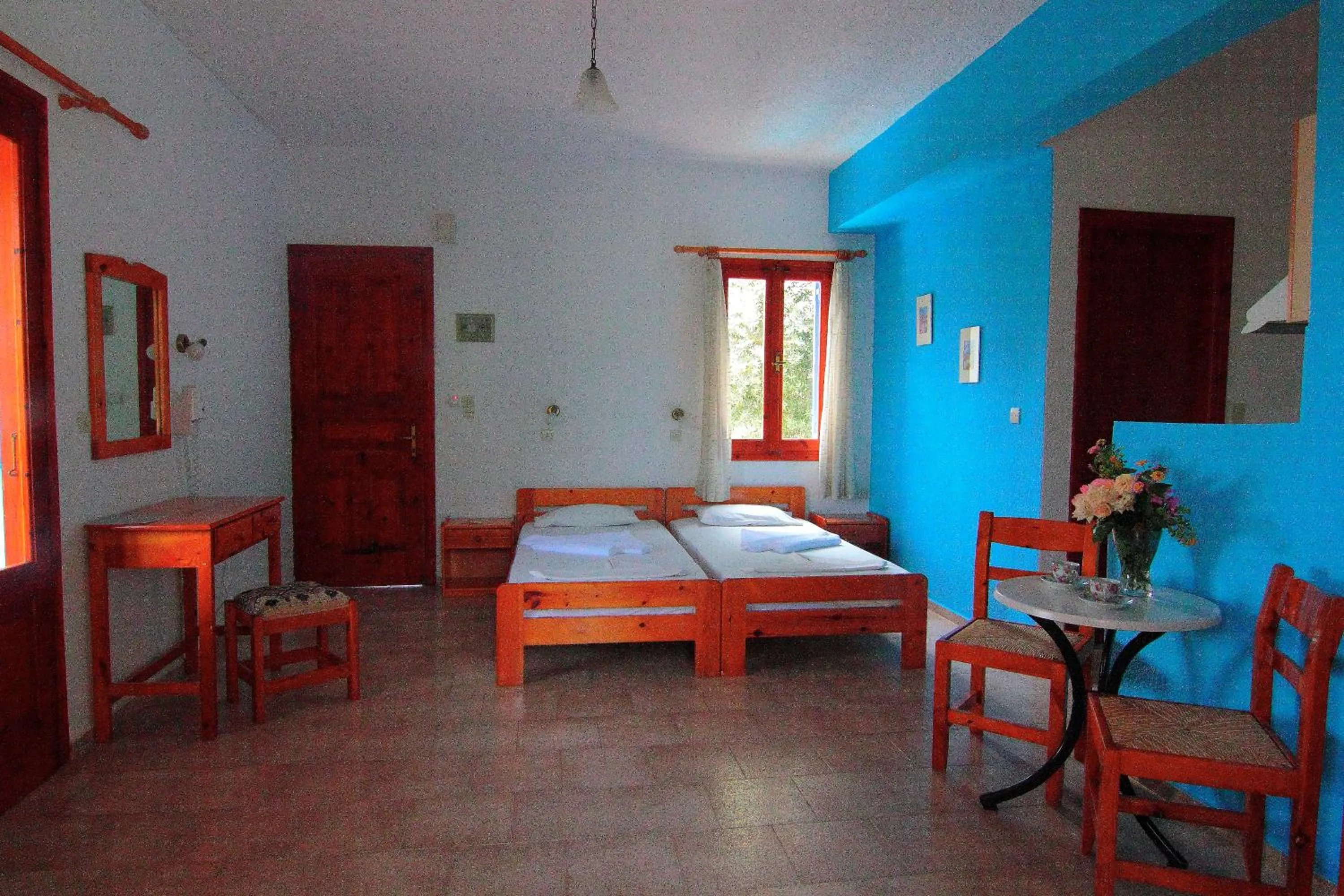 Photo of the whole room, Bed in White Rock Apartments