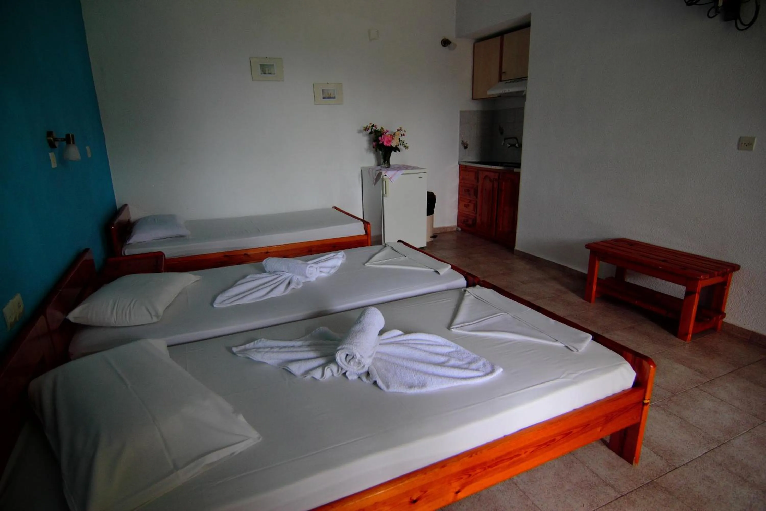 Photo of the whole room, Bed in White Rock Apartments