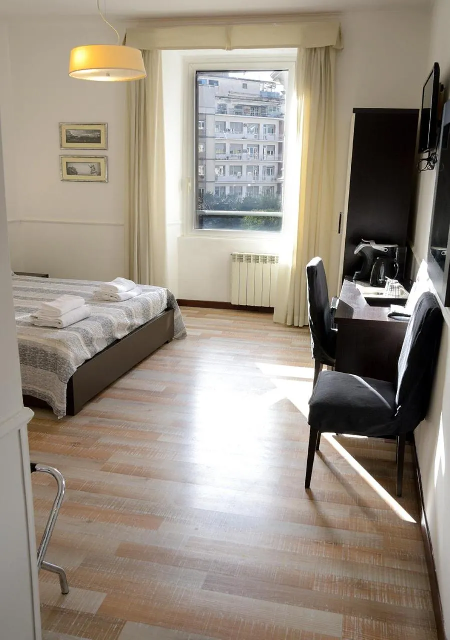 Bedroom, Bed in GH Colosseum