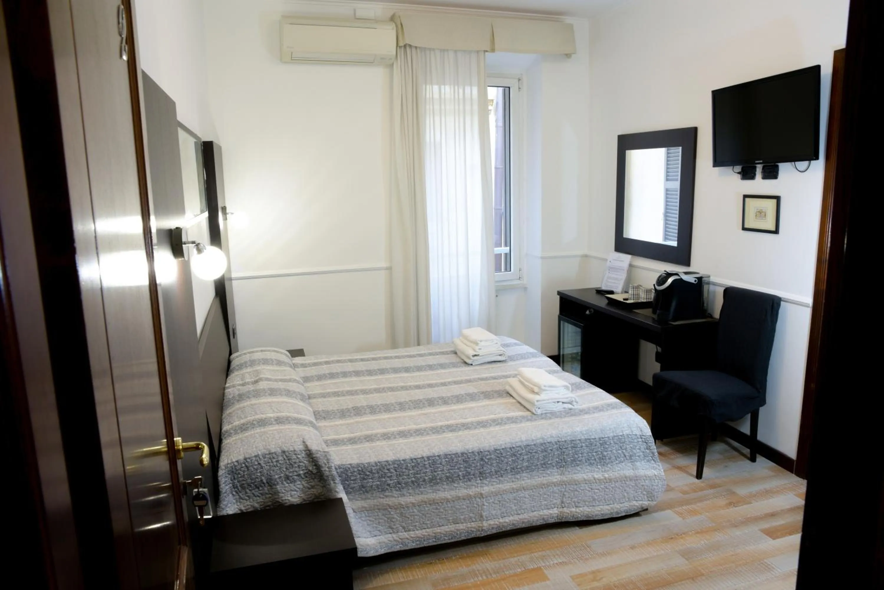 Bedroom, Bed in GH Colosseum