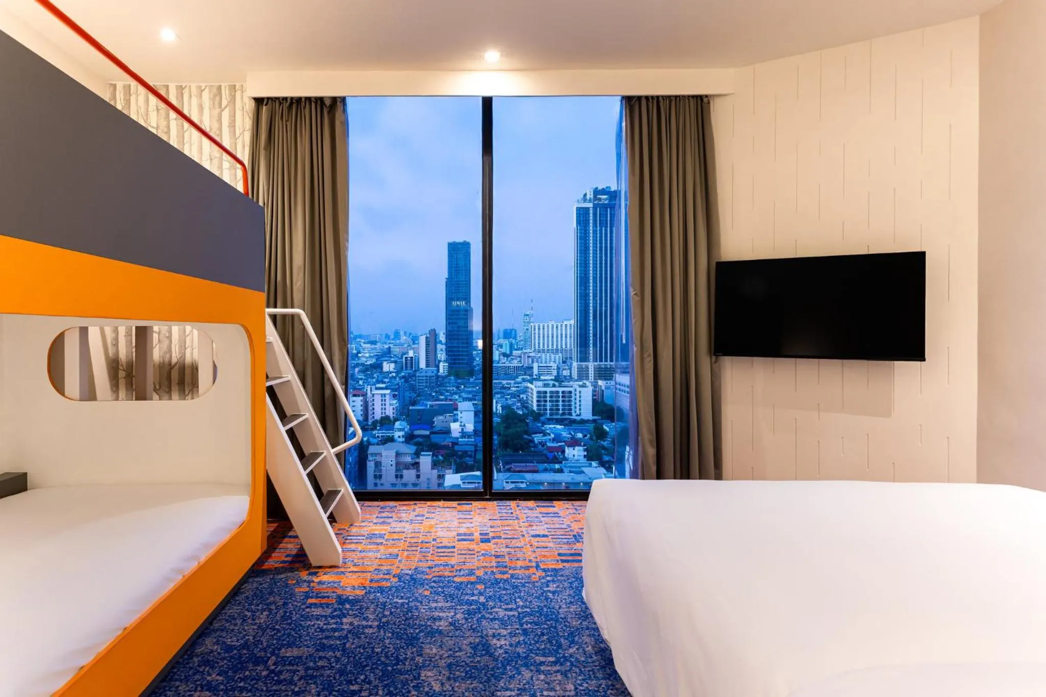 Photo of the whole room, Bed in Holiday Inn Express Bangkok Siam by IHG