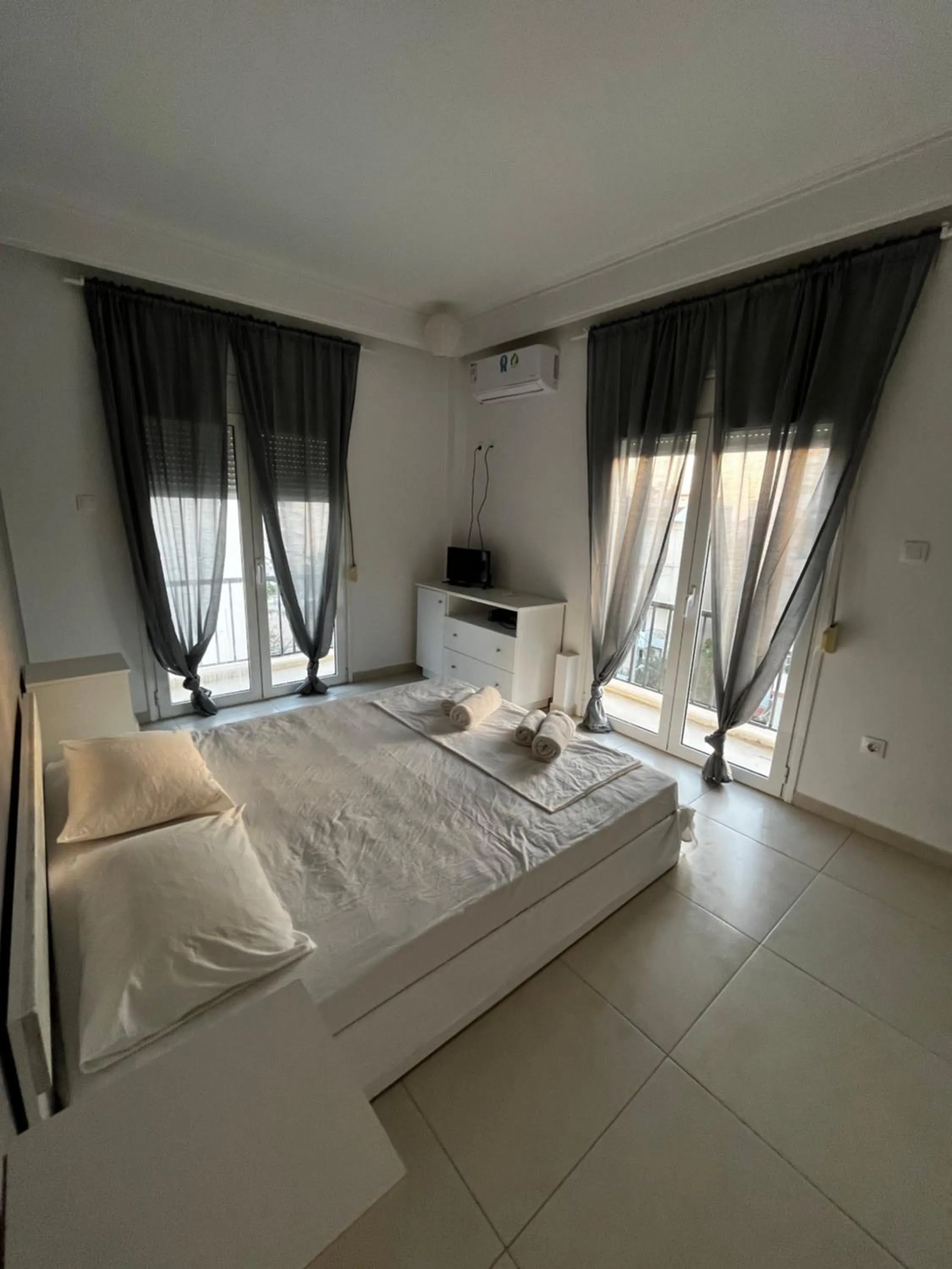 Bed in Acropolis View