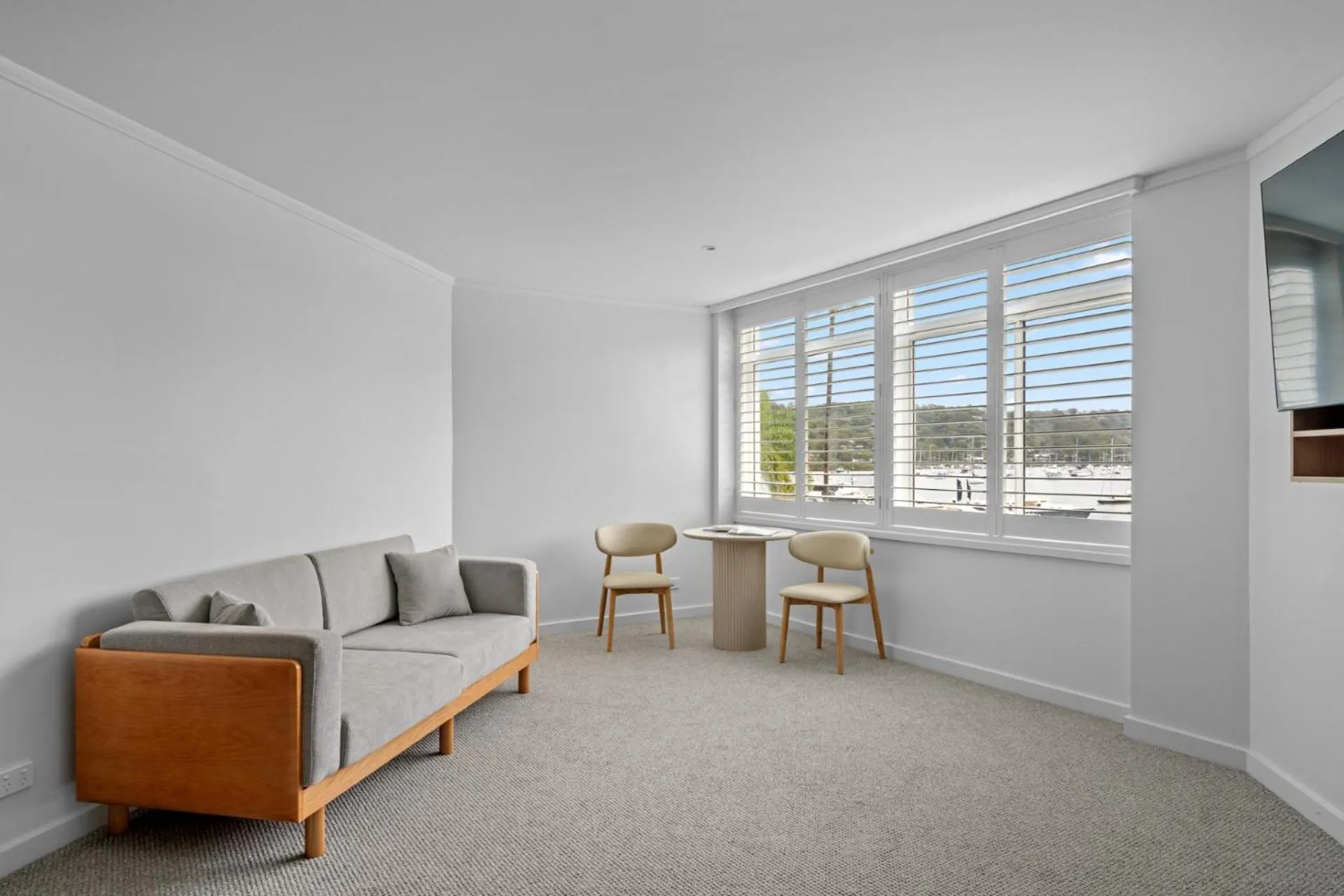 Photo of the whole room in Silkari Mirage at Newport