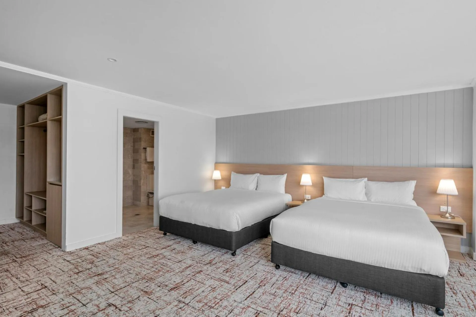 Photo of the whole room, Bed in Silkari Mirage at Newport